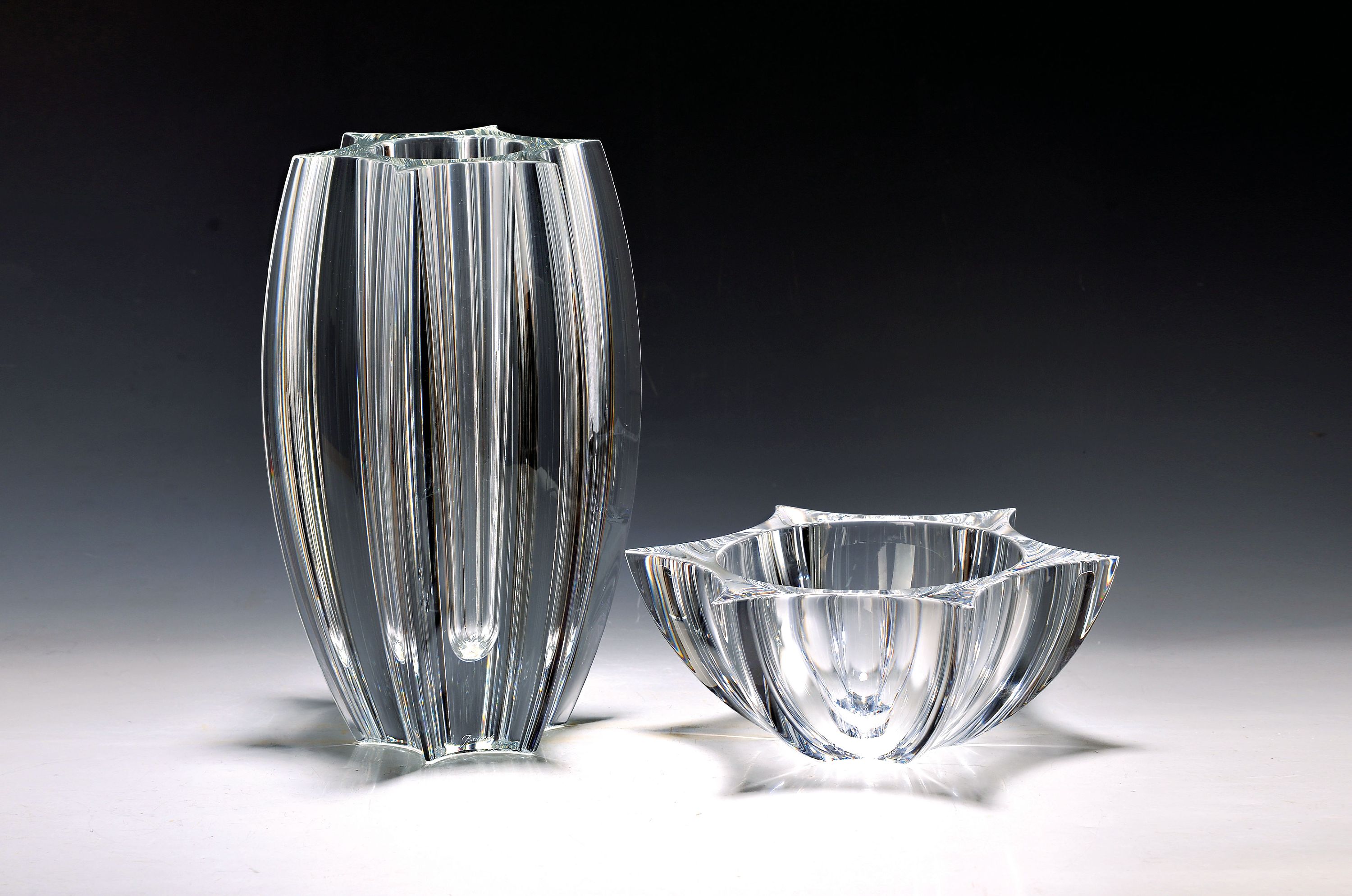Image 26990827 - Vase und Schale ´Carambole´, Baccarat, dickwandiges Kristallglas in Sternform, beide ...
