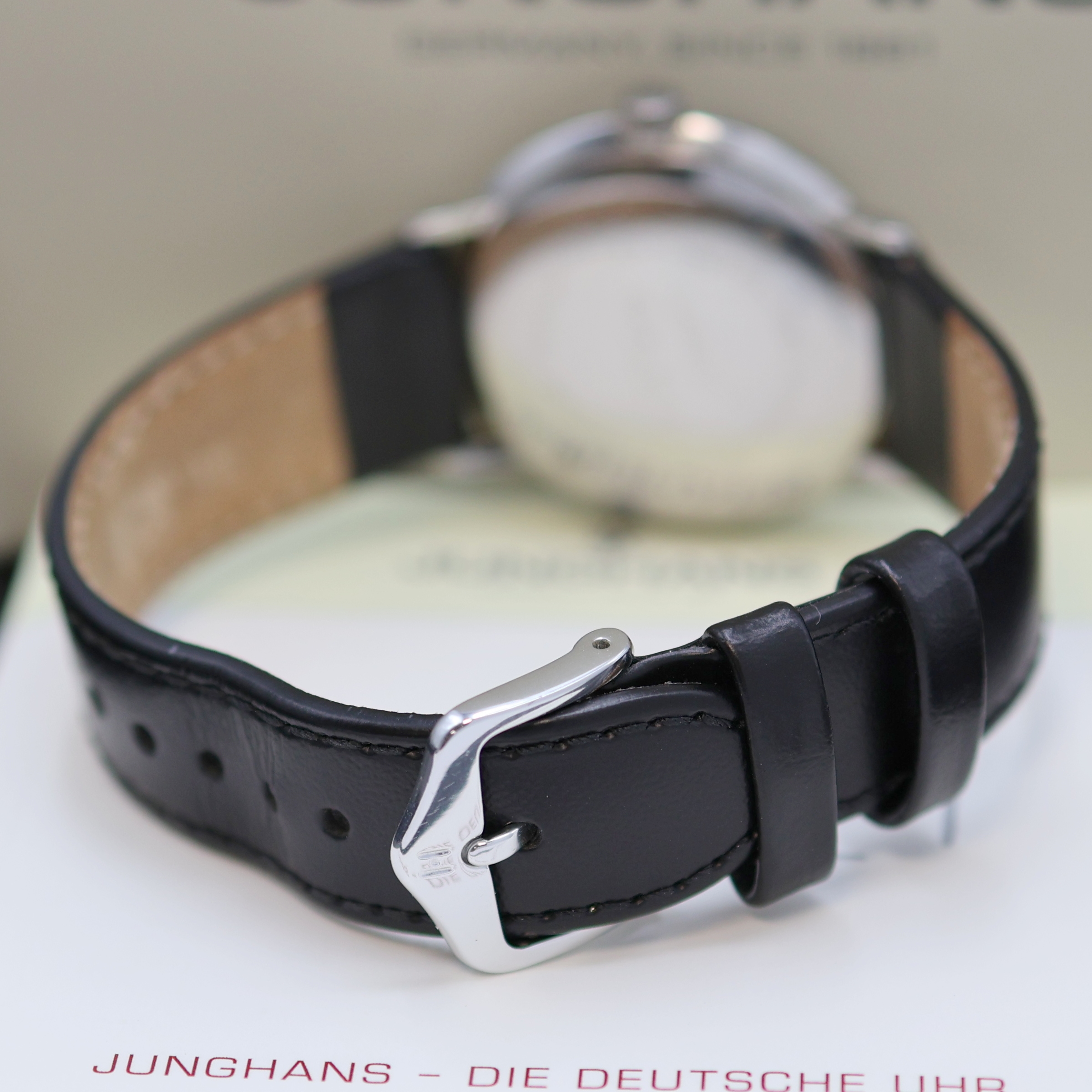 Detail b: JUNGHANS Armbanduhr Max Bill Referenz 27.3702, Deutschland um 2005, Handaufzug, Edelstahlgeh., Boden verschr., schwarzes Zifferbl. m. Leuchtzahlen, ...