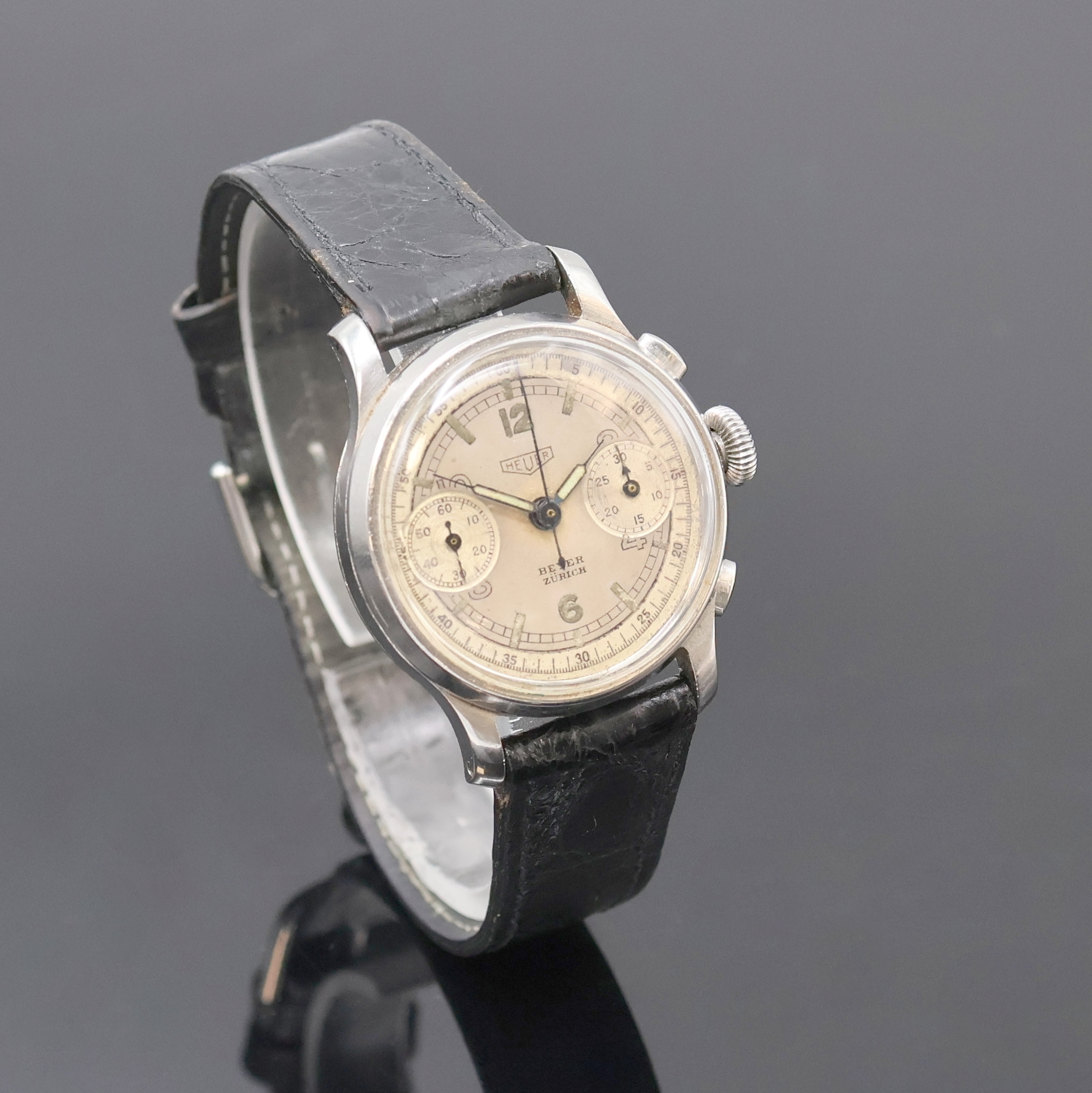 Detail b: HEUER / BEYER ZÜRICH Schaltradchronograph in Stahl, Schweiz um 1940, Handaufzug, 3-teil. Geh., Boden und Glasrand aufgedr., orig. Krone und ...