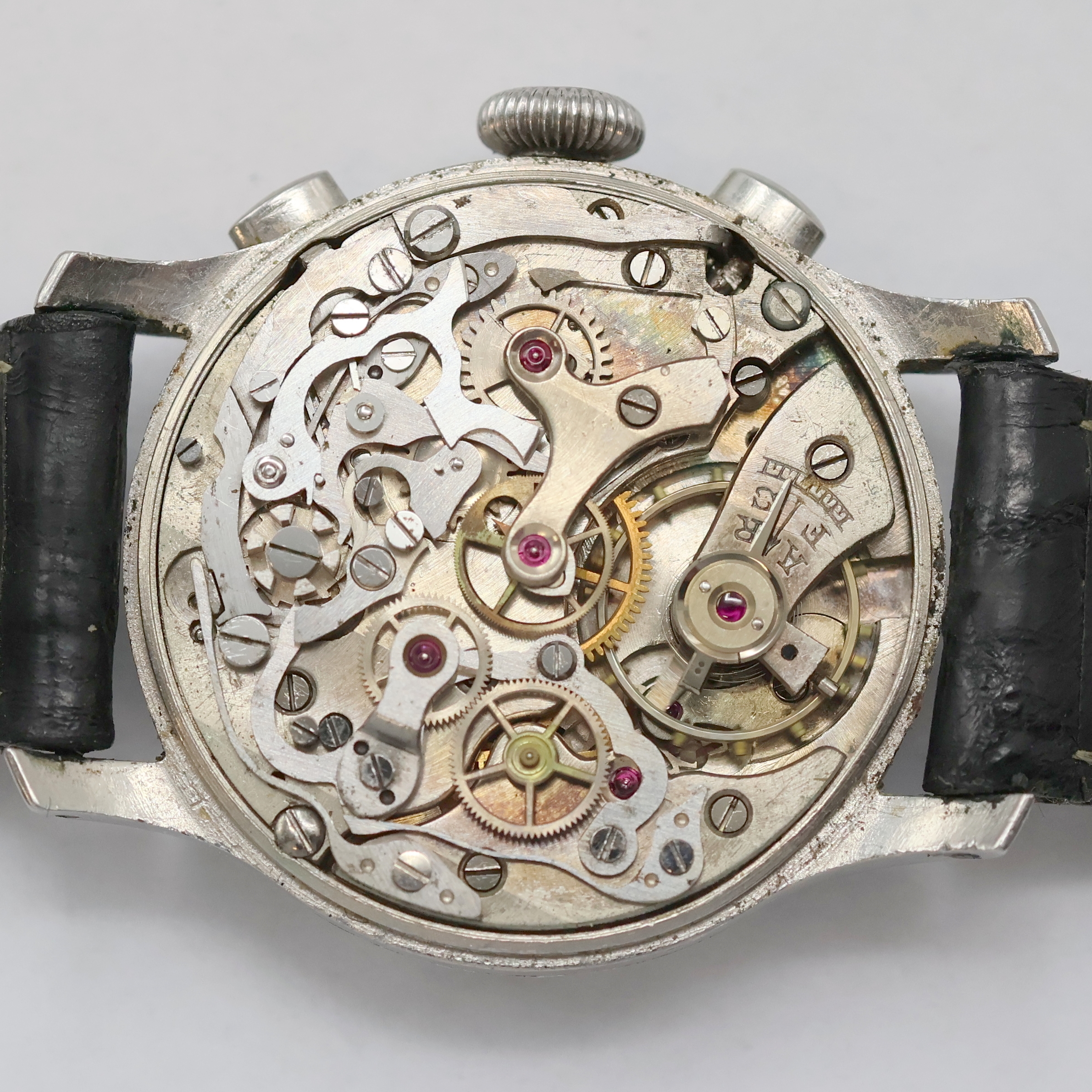 Detail e: HEUER / BEYER ZÜRICH Schaltradchronograph in Stahl, Schweiz um 1940, Handaufzug, 3-teil. Geh., Boden und Glasrand aufgedr., orig. Krone und ...