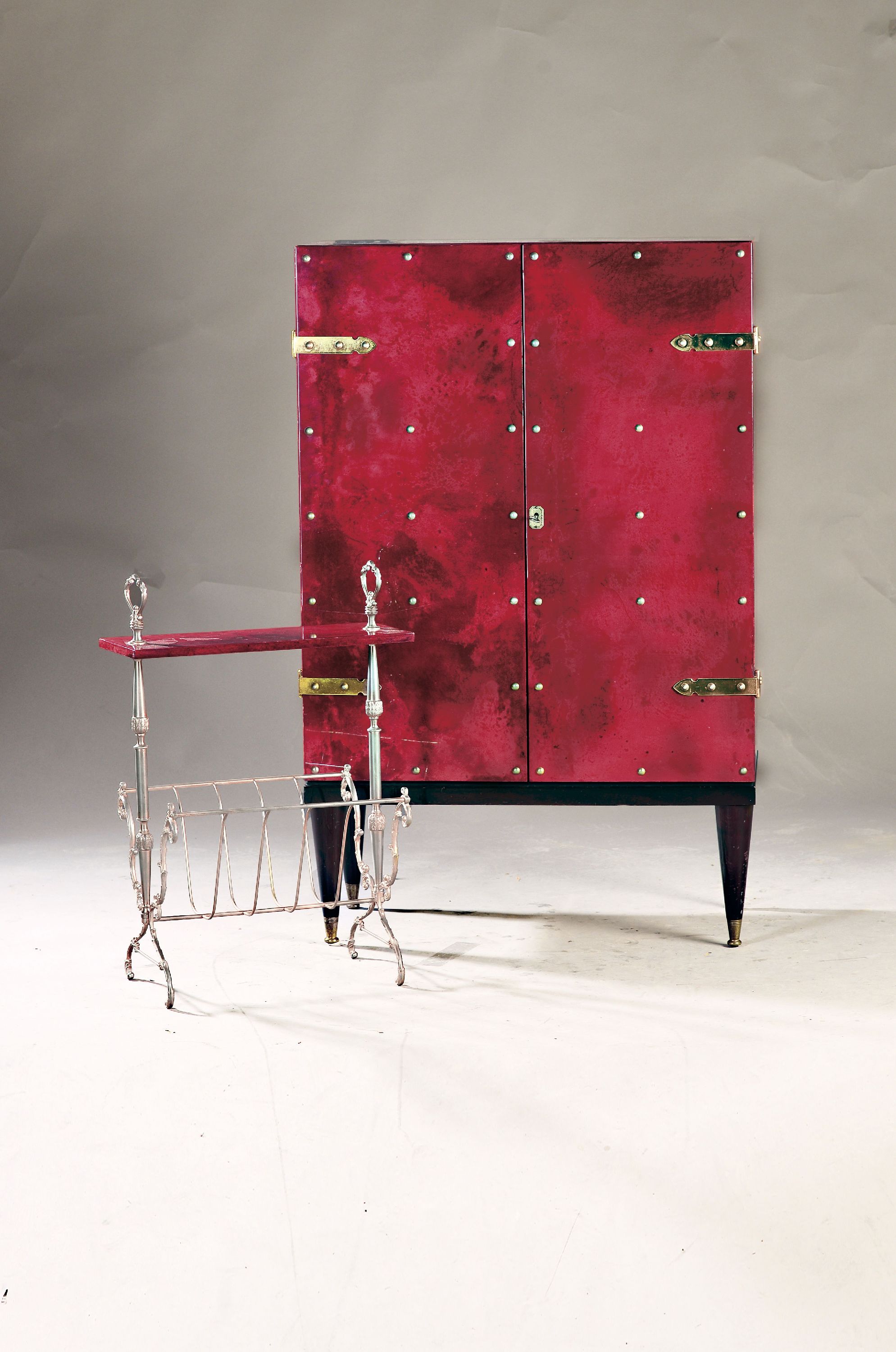 Image 26991101 - Barschrank und Zeitungsständer, von Aldo Tura, Italien, 60er Jahre, aus rotem ...