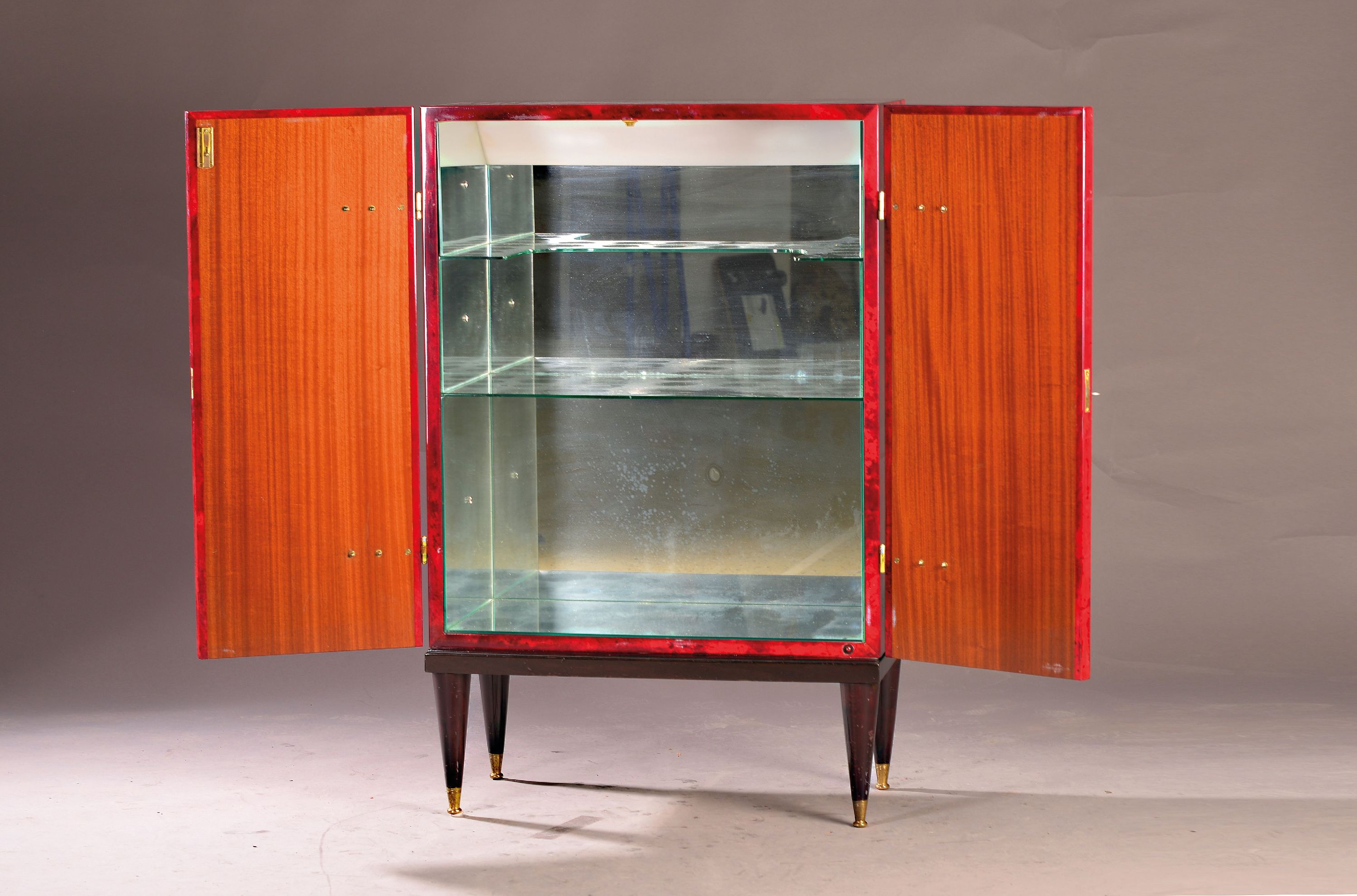 Detail a: Barschrank und Zeitungsständer, von Aldo Tura, Italien, 60er Jahre, aus rotem Ziegenleder lackiert, zweitürig, innen verspiegelt und mit 2 ...