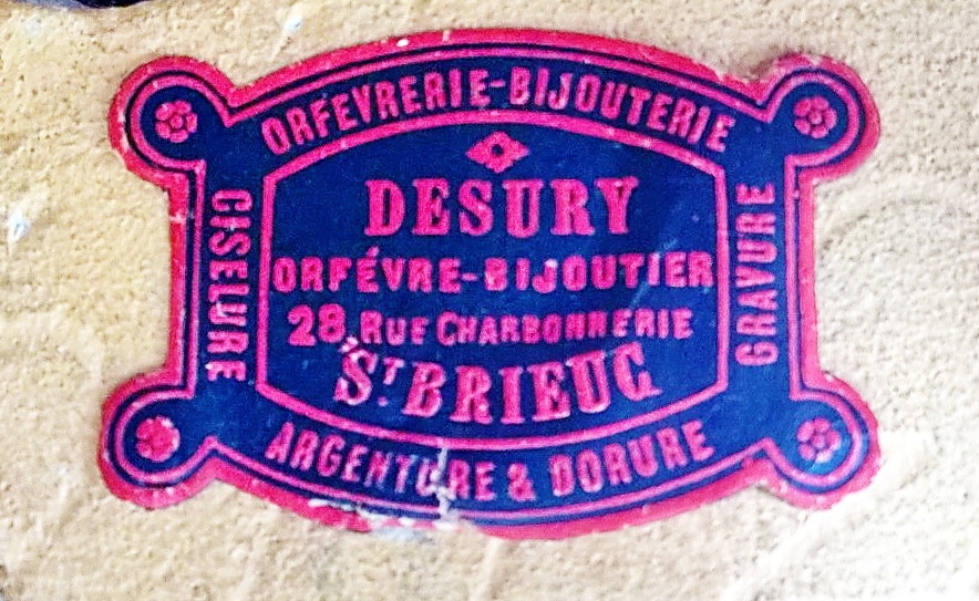 Detail a: Kleine Pendule, Frankreich um 1880, ockerfarbener geäderter Marmor mit vergoldeten Messingguss-Applikationen, schauseitig umlaufender ...