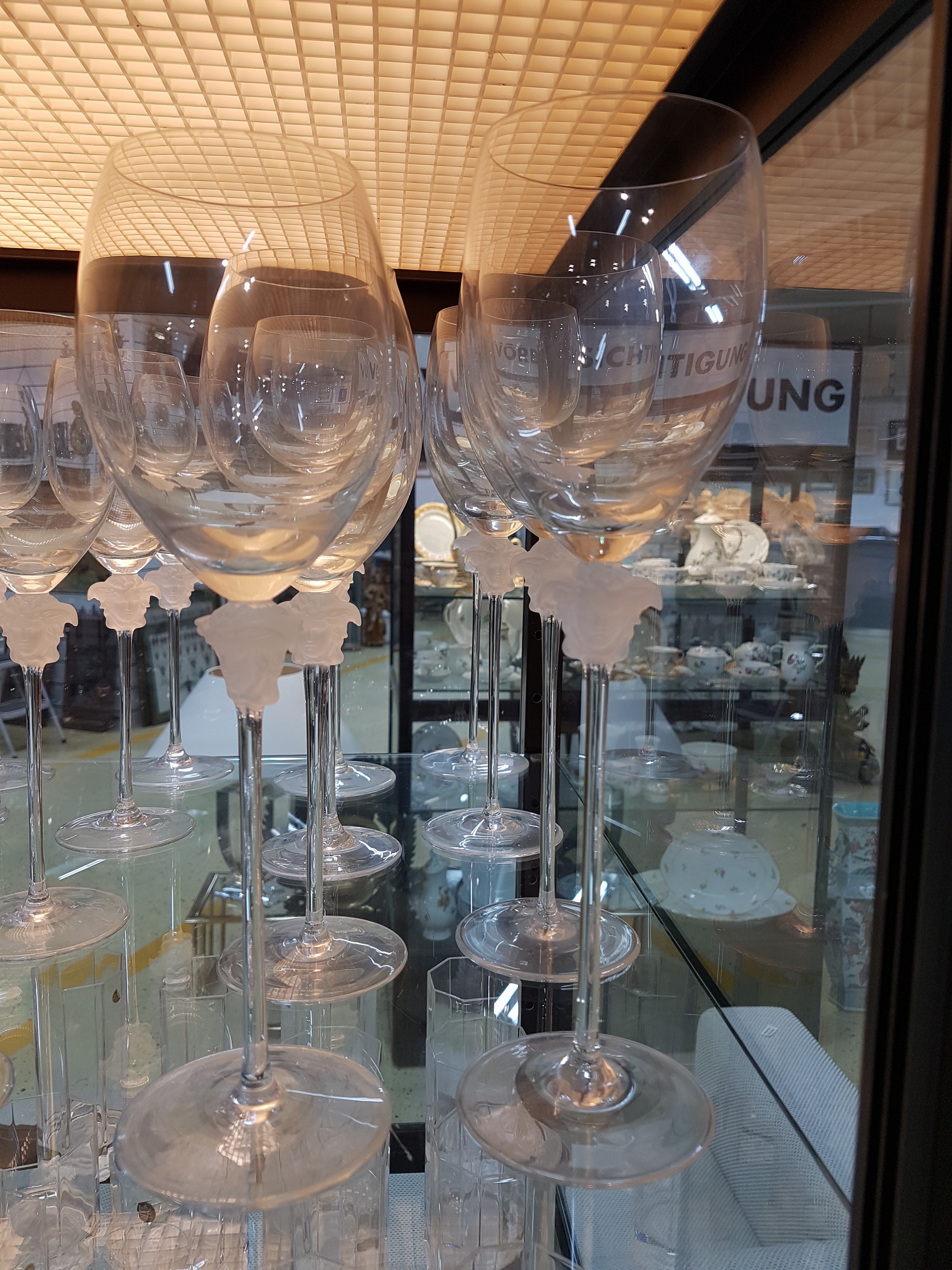 Detail a: Trinkglasservice, Rosenthal, Dekor Medusa, Entwurf Gianni Versace, farbloses Glas mit mattiertem Medusenhaupt, 6 Sektgläser, 5 Rotweingläser, 3 ...