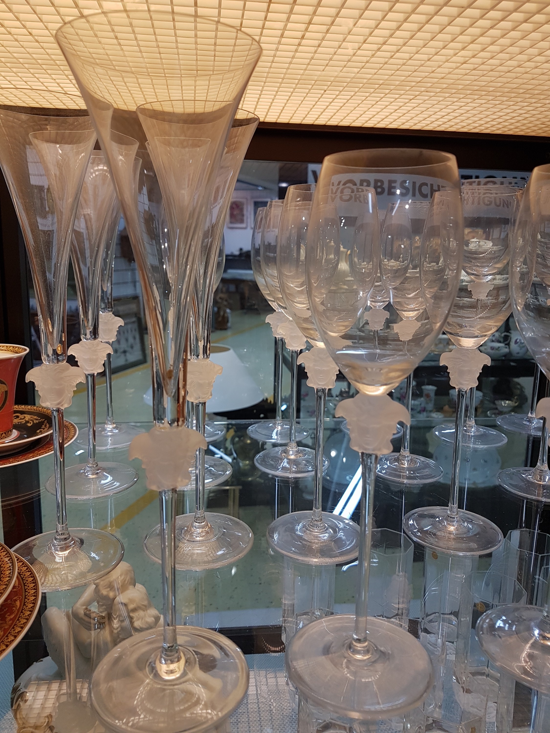 Detail c: Trinkglasservice, Rosenthal, Dekor Medusa, Entwurf Gianni Versace, farbloses Glas mit mattiertem Medusenhaupt, 6 Sektgläser, 5 Rotweingläser, 3 ...
