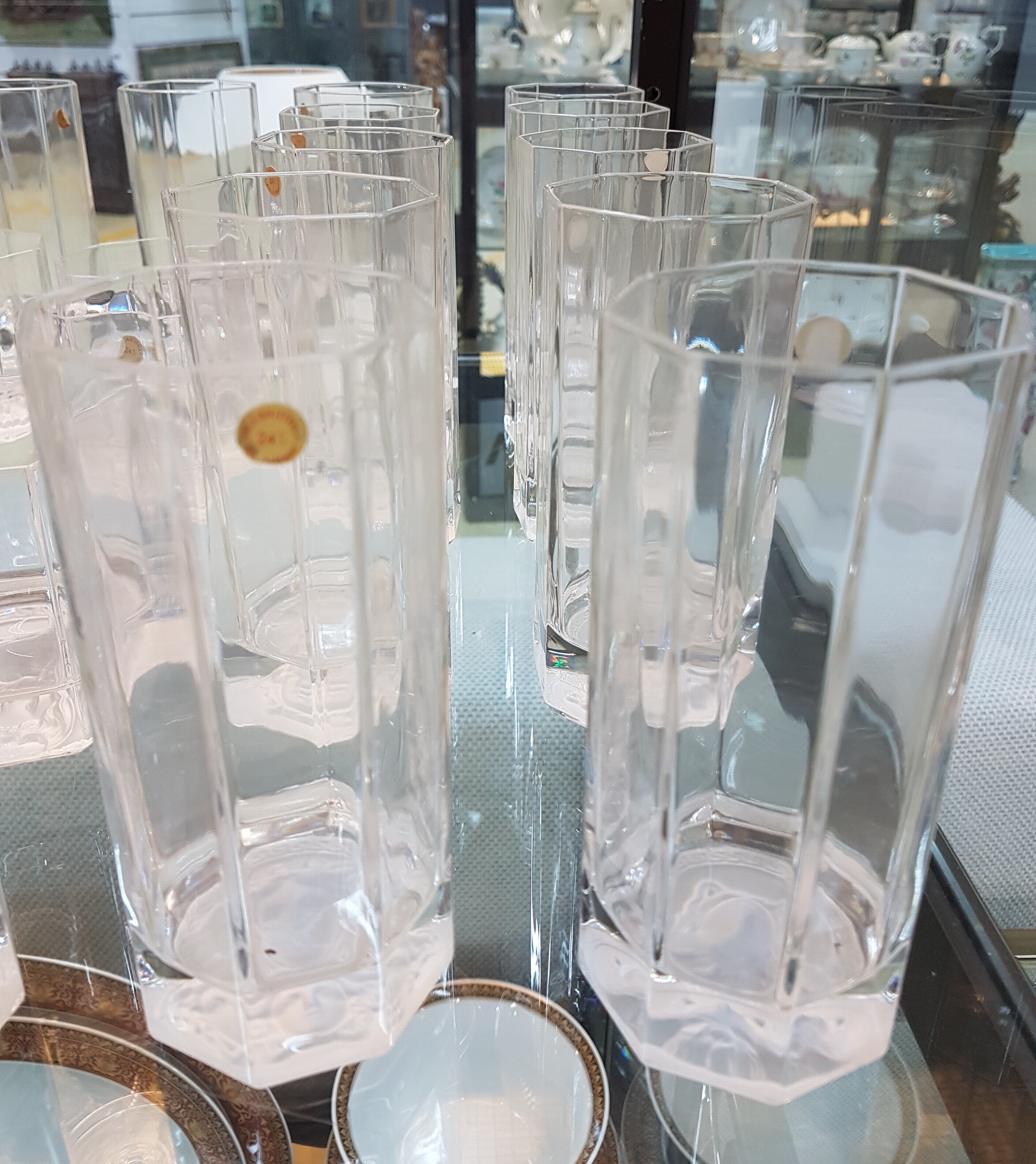 Detail e: Trinkglasservice, Rosenthal, Dekor Medusa, Entwurf Gianni Versace, farbloses Glas mit mattiertem Medusenhaupt, 6 Sektgläser, 5 Rotweingläser, 3 ...