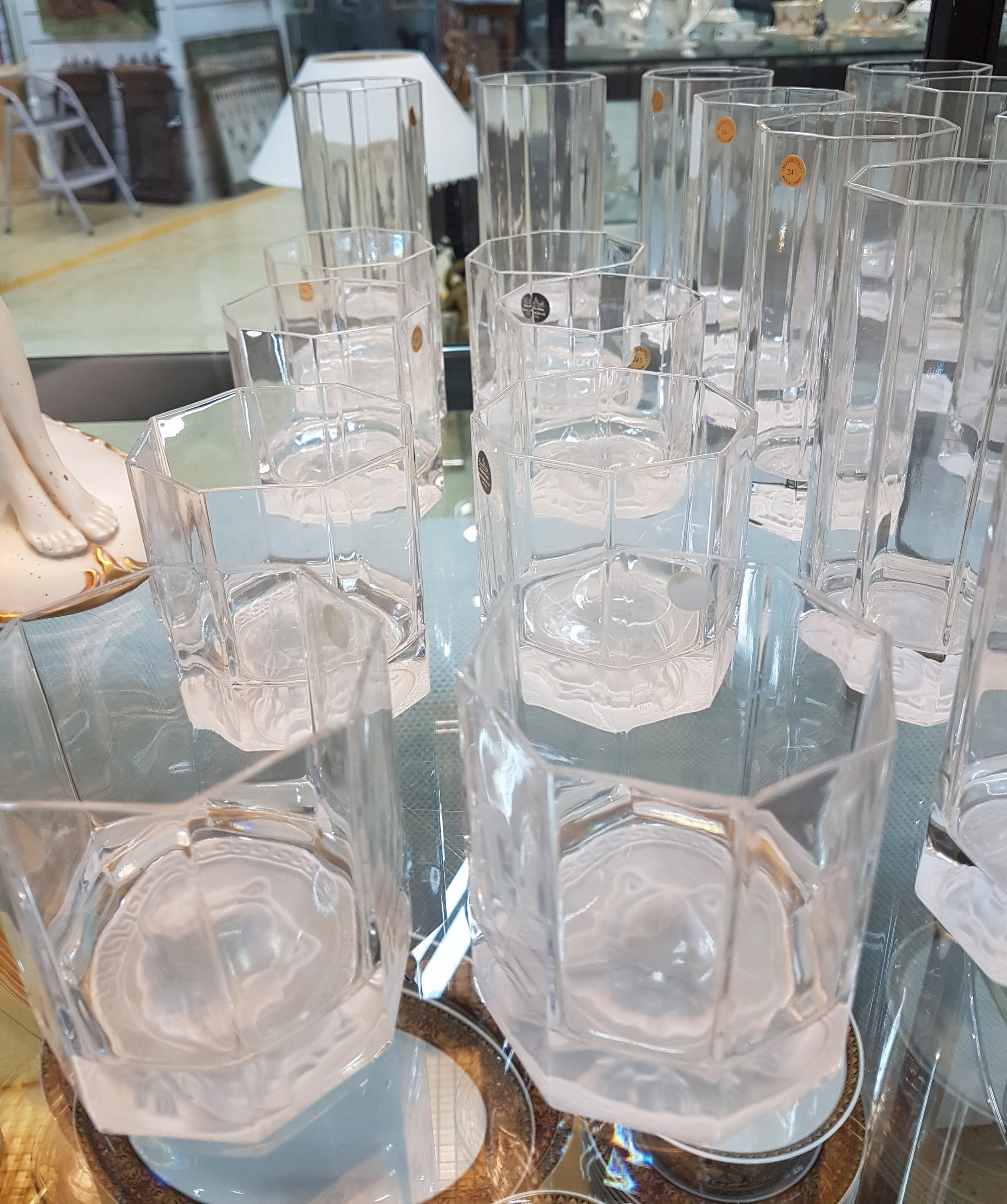 Detail f: Trinkglasservice, Rosenthal, Dekor Medusa, Entwurf Gianni Versace, farbloses Glas mit mattiertem Medusenhaupt, 6 Sektgläser, 5 Rotweingläser, 3 ...