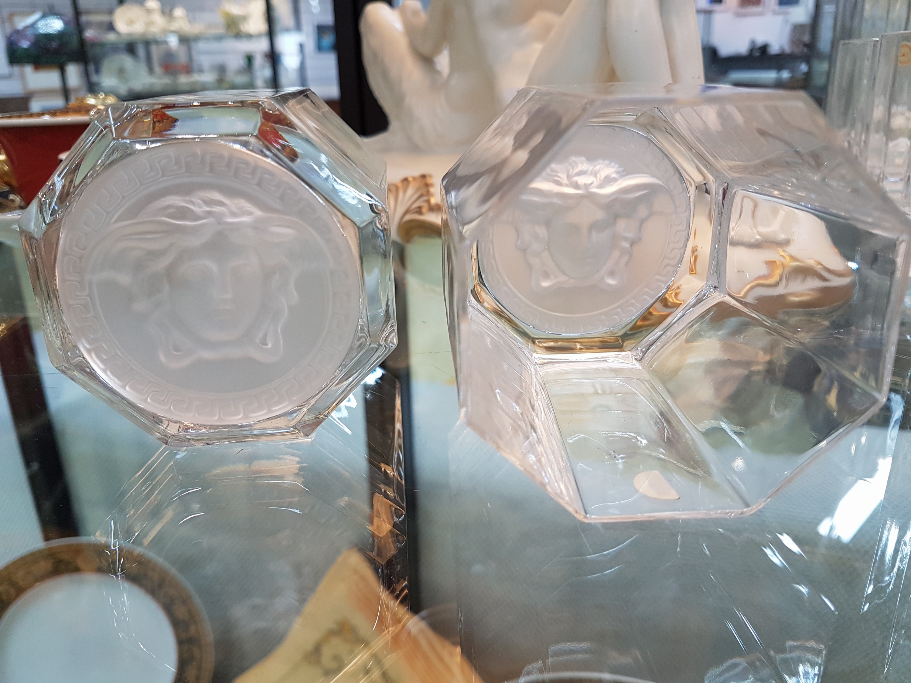Detail g: Trinkglasservice, Rosenthal, Dekor Medusa, Entwurf Gianni Versace, farbloses Glas mit mattiertem Medusenhaupt, 6 Sektgläser, 5 Rotweingläser, 3 ...