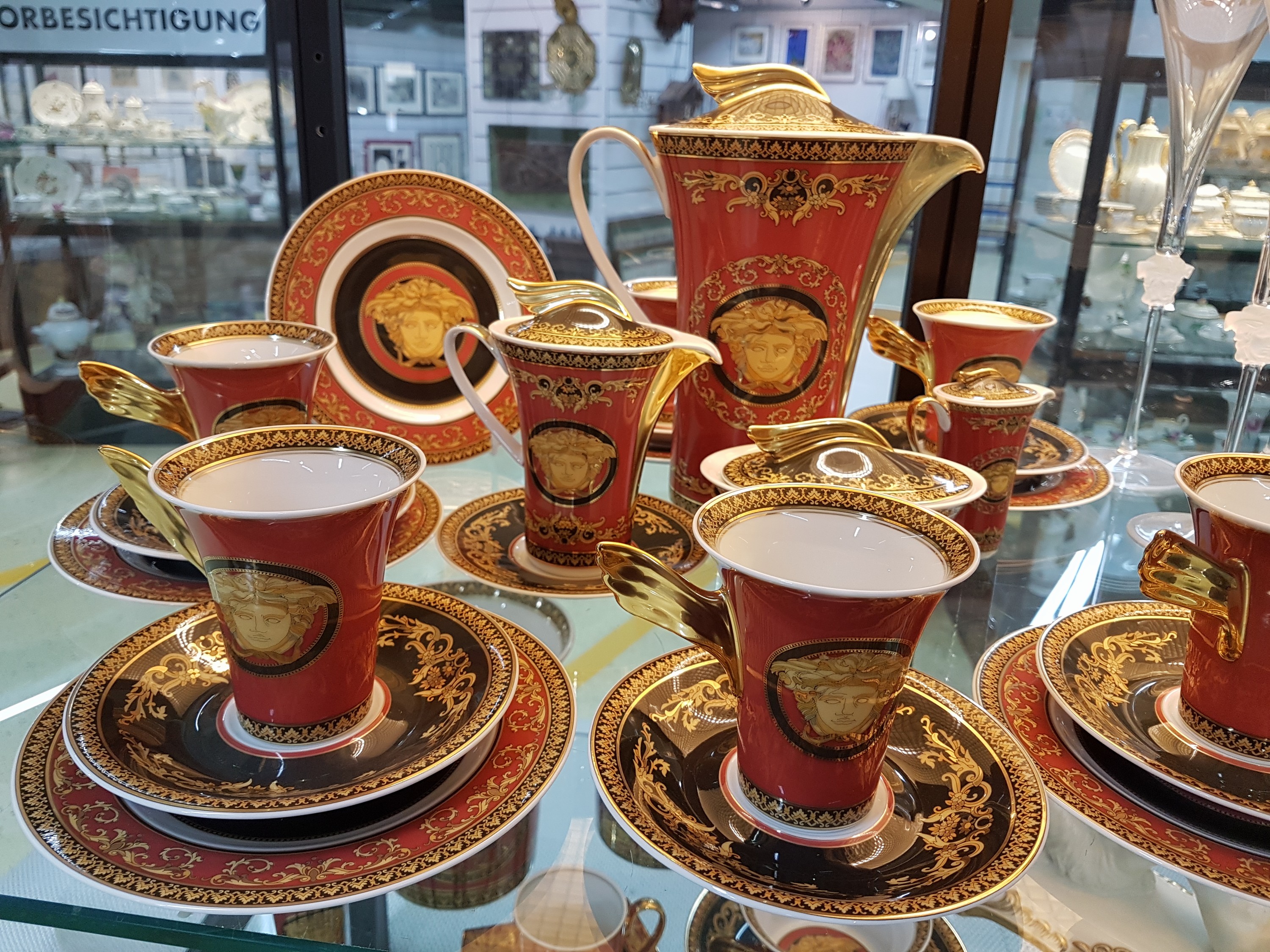 Detail a: Kaffeeservice für 6 Personen, Rosenthal, Dekor Medusa, Entwurf Gianni Versace, Kanne, Zuckerdose, Milchkännchen, Sahnegießer, 6 Tassen mit ...