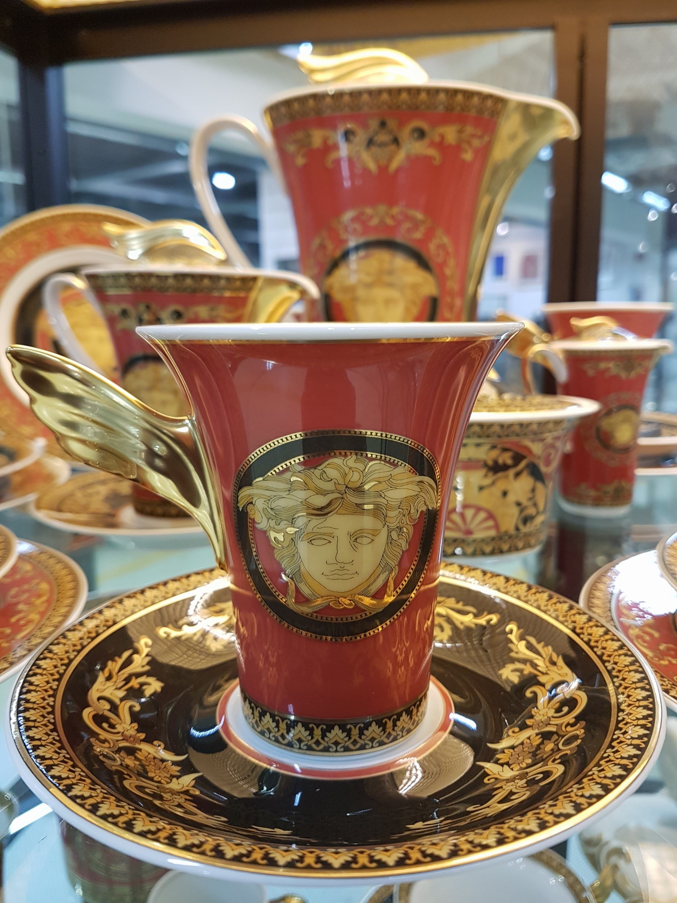 Detail b: Kaffeeservice für 6 Personen, Rosenthal, Dekor Medusa, Entwurf Gianni Versace, Kanne, Zuckerdose, Milchkännchen, Sahnegießer, 6 Tassen mit ...