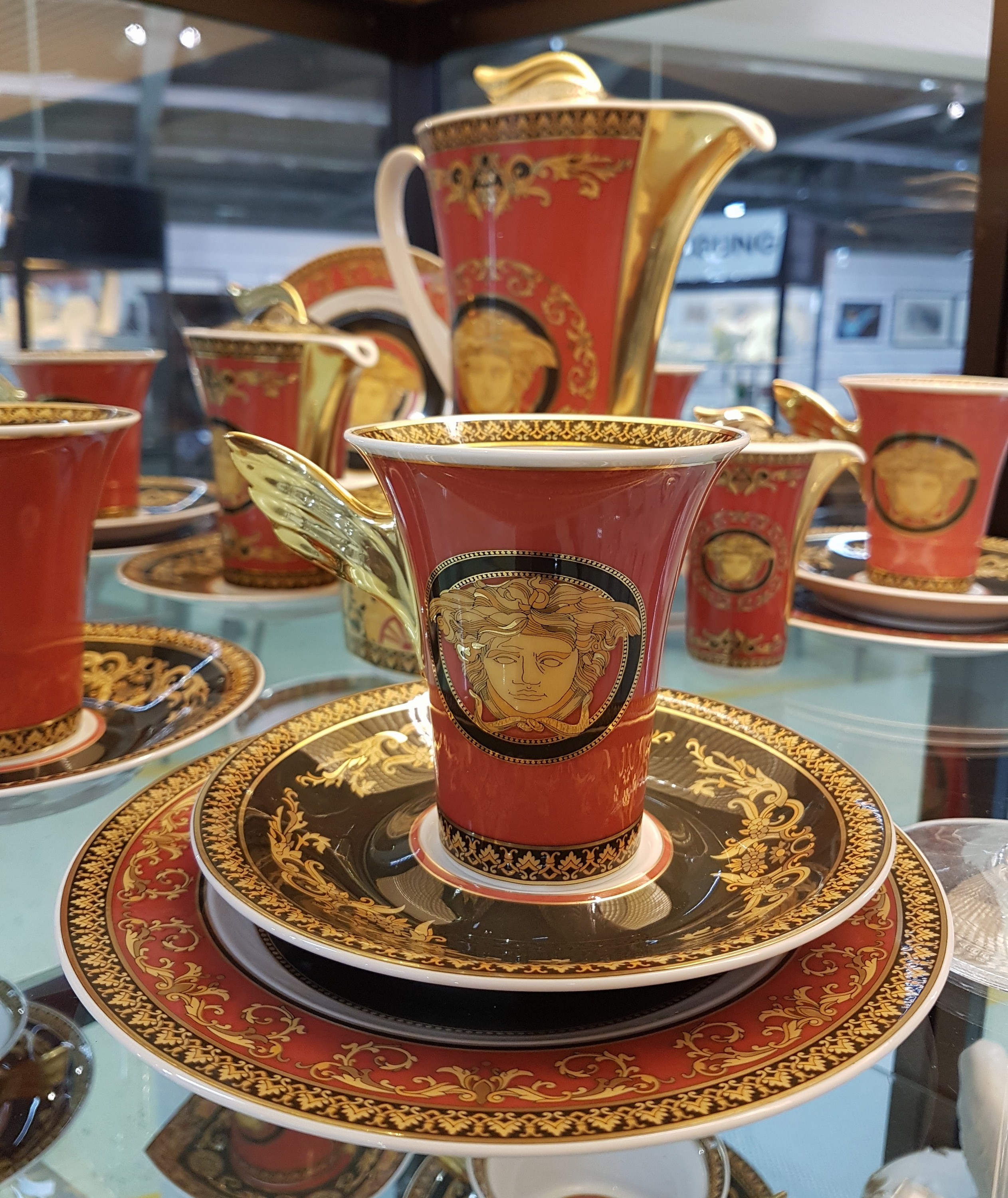 Detail c: Kaffeeservice für 6 Personen, Rosenthal, Dekor Medusa, Entwurf Gianni Versace, Kanne, Zuckerdose, Milchkännchen, Sahnegießer, 6 Tassen mit ...