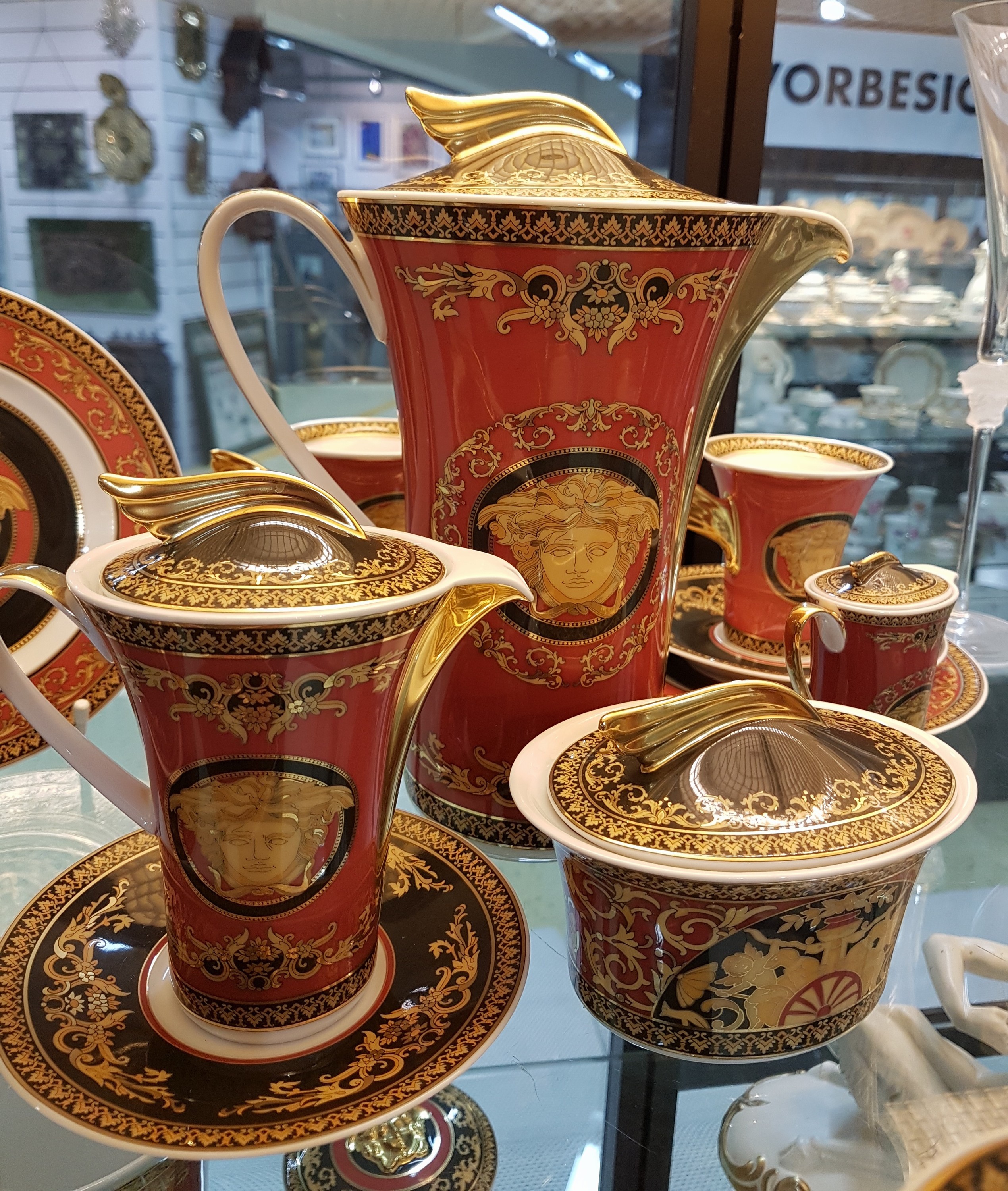Detail d: Kaffeeservice für 6 Personen, Rosenthal, Dekor Medusa, Entwurf Gianni Versace, Kanne, Zuckerdose, Milchkännchen, Sahnegießer, 6 Tassen mit ...