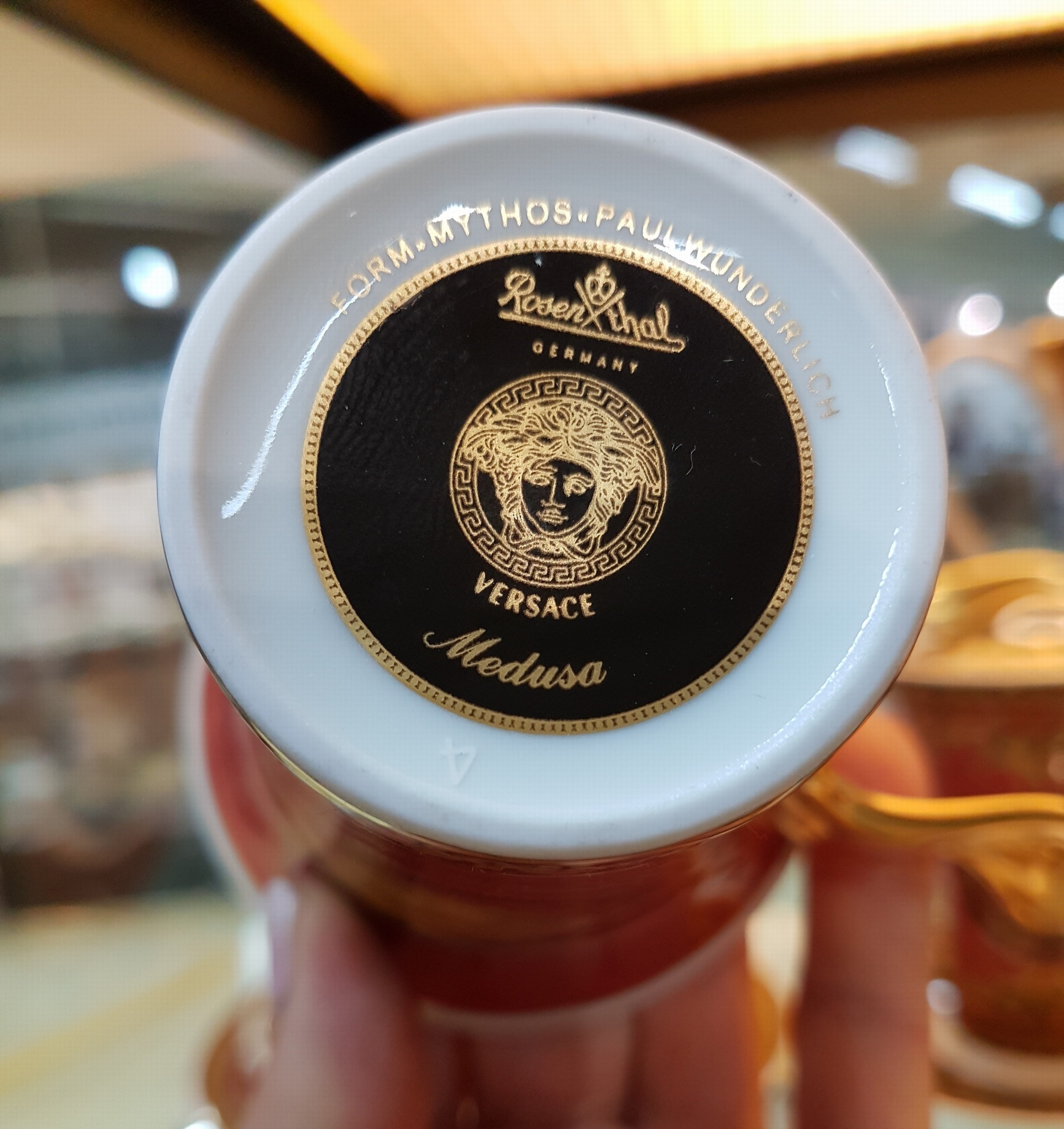 Detail e: Kaffeeservice für 6 Personen, Rosenthal, Dekor Medusa, Entwurf Gianni Versace, Kanne, Zuckerdose, Milchkännchen, Sahnegießer, 6 Tassen mit ...