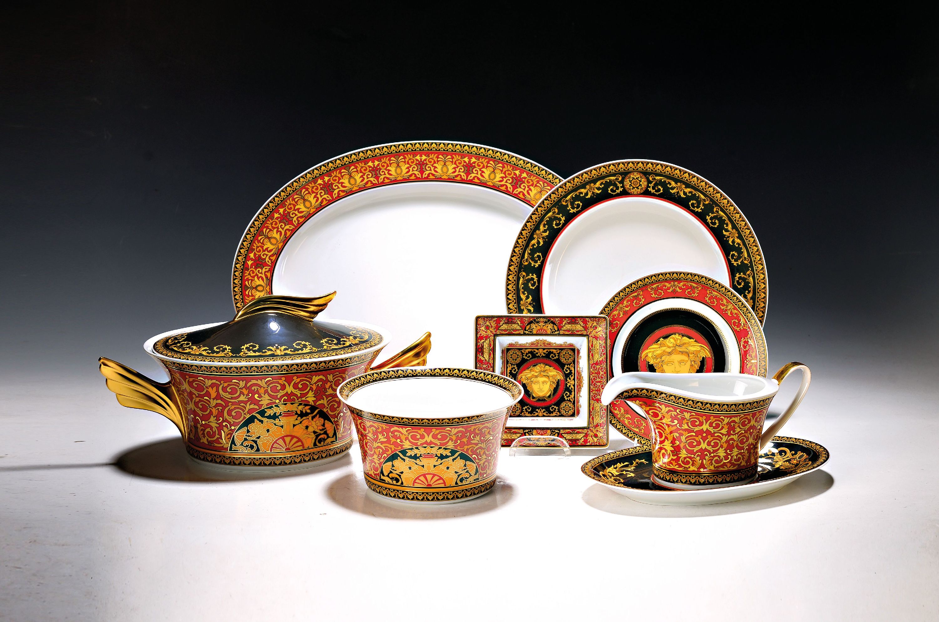 Image 26991143 - Speiseservice für 8 Personen, Rosenthal, Dekor Medusa, Entwurf Gianni Versace, 8 flache ...
