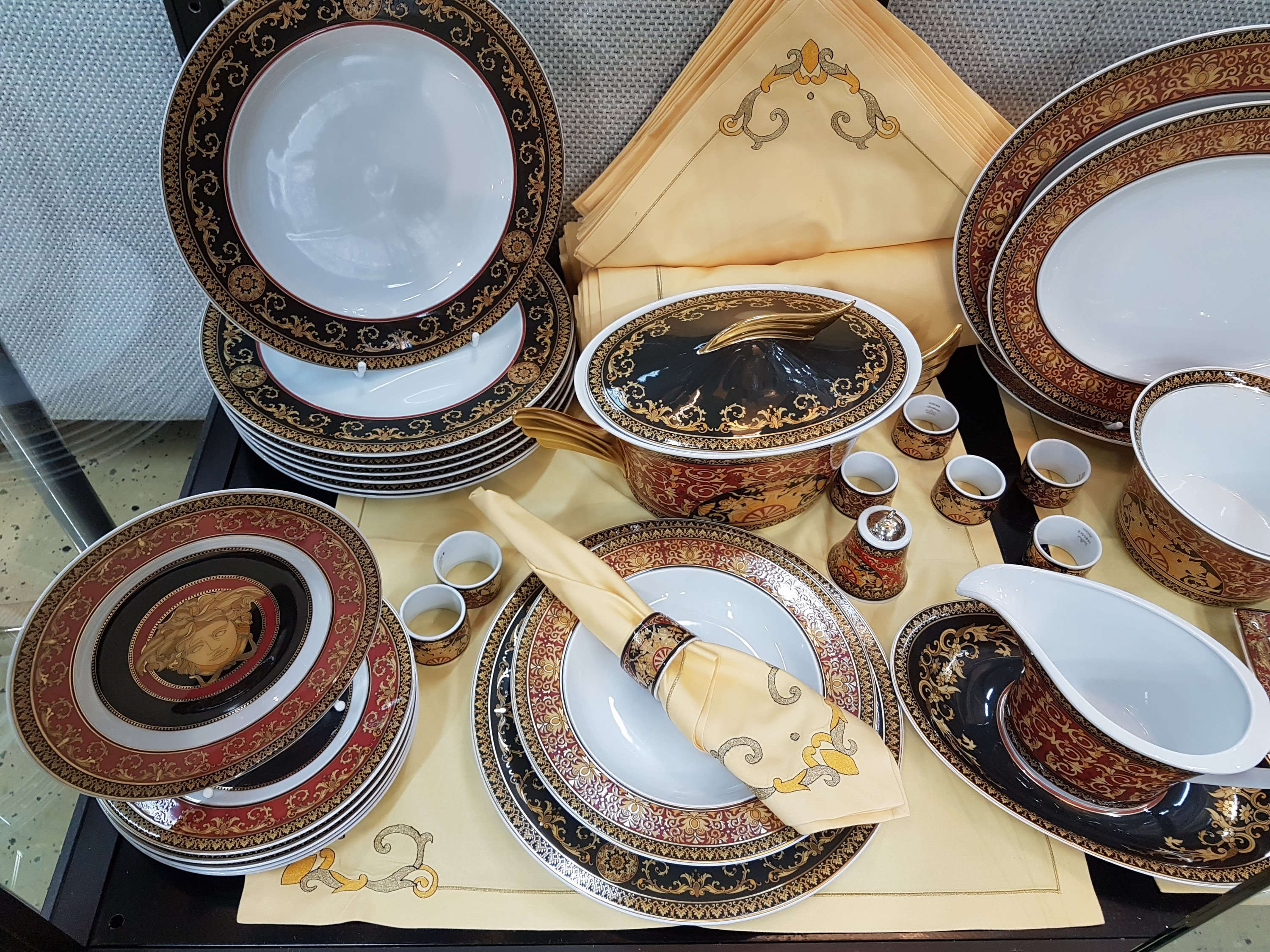 Detail a: Speiseservice für 8 Personen, Rosenthal, Dekor Medusa, Entwurf Gianni Versace, 8 flache Teller, 8 tiefe Teller, 6 Dessertteller, 8 Salat- oder ...