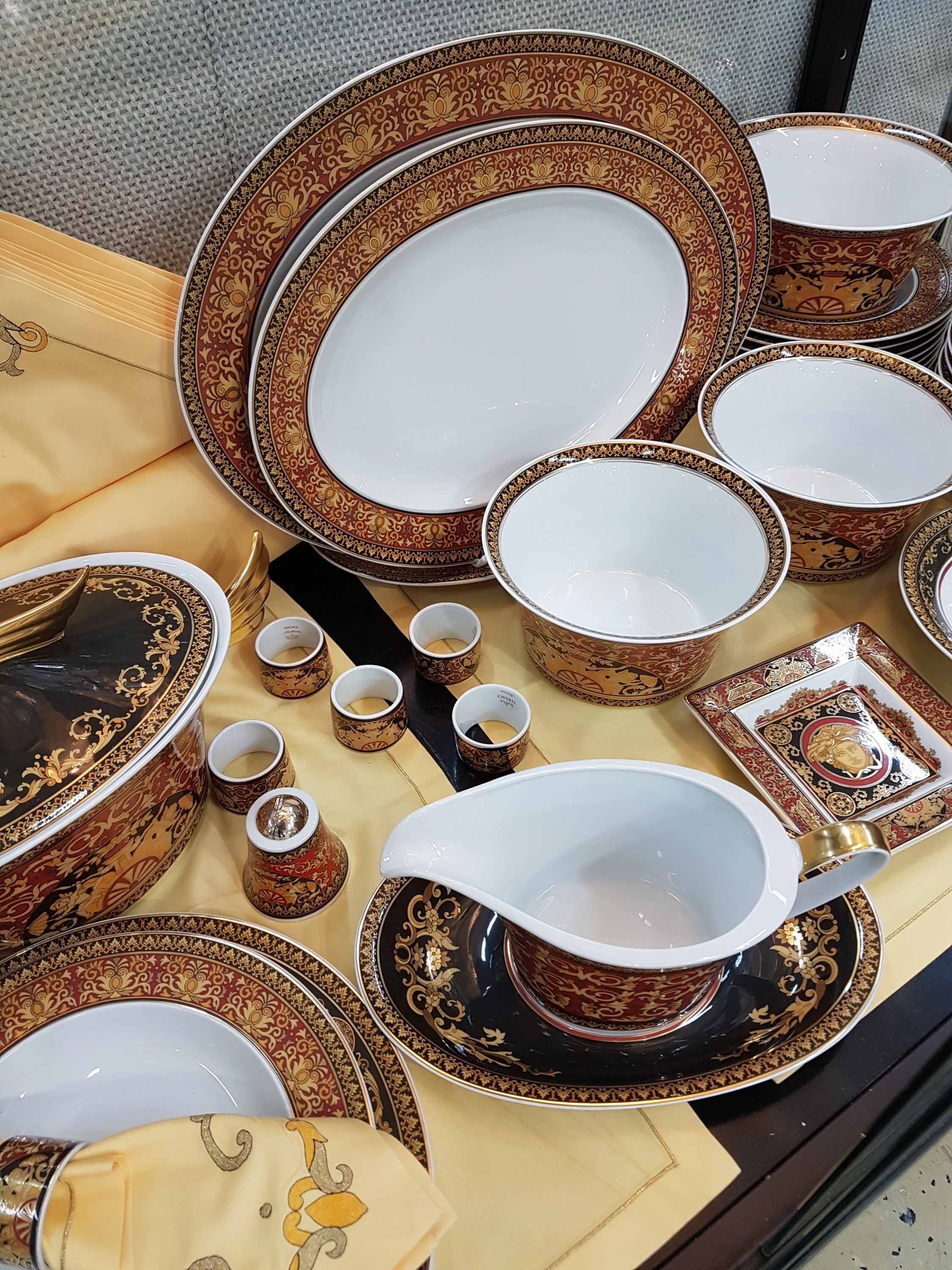 Detail b: Speiseservice für 8 Personen, Rosenthal, Dekor Medusa, Entwurf Gianni Versace, 8 flache Teller, 8 tiefe Teller, 6 Dessertteller, 8 Salat- oder ...