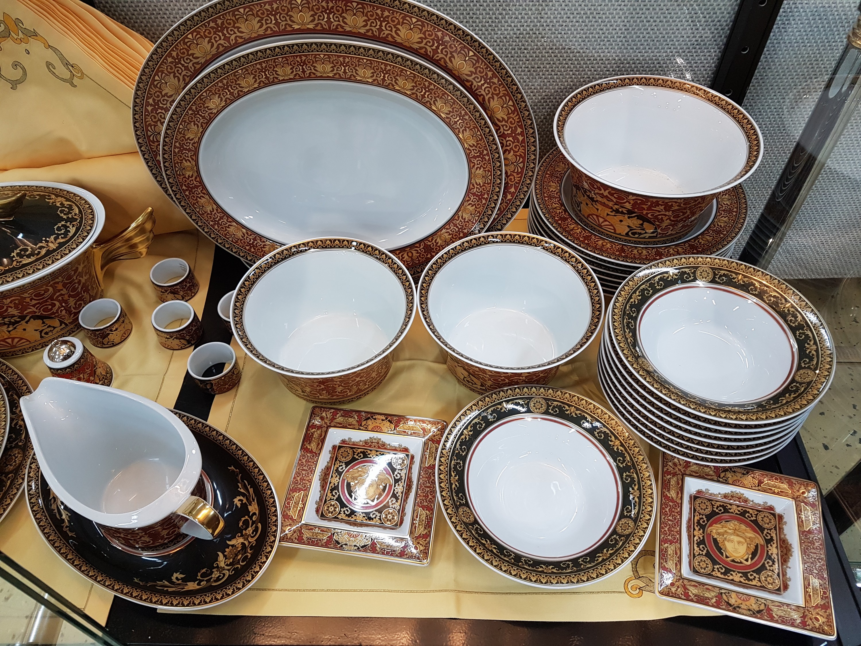 Detail c: Speiseservice für 8 Personen, Rosenthal, Dekor Medusa, Entwurf Gianni Versace, 8 flache Teller, 8 tiefe Teller, 6 Dessertteller, 8 Salat- oder ...