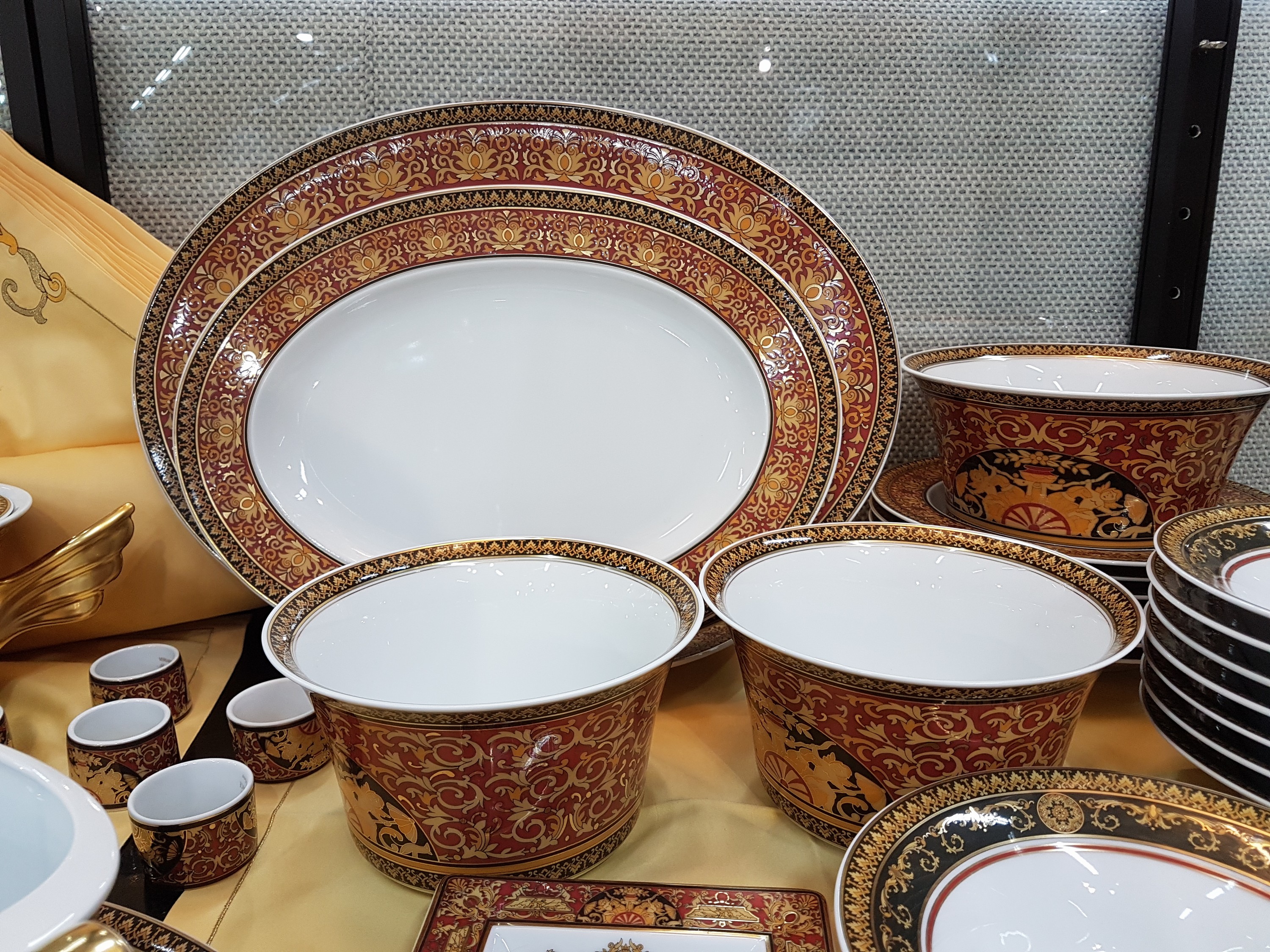 Detail d: Speiseservice für 8 Personen, Rosenthal, Dekor Medusa, Entwurf Gianni Versace, 8 flache Teller, 8 tiefe Teller, 6 Dessertteller, 8 Salat- oder ...