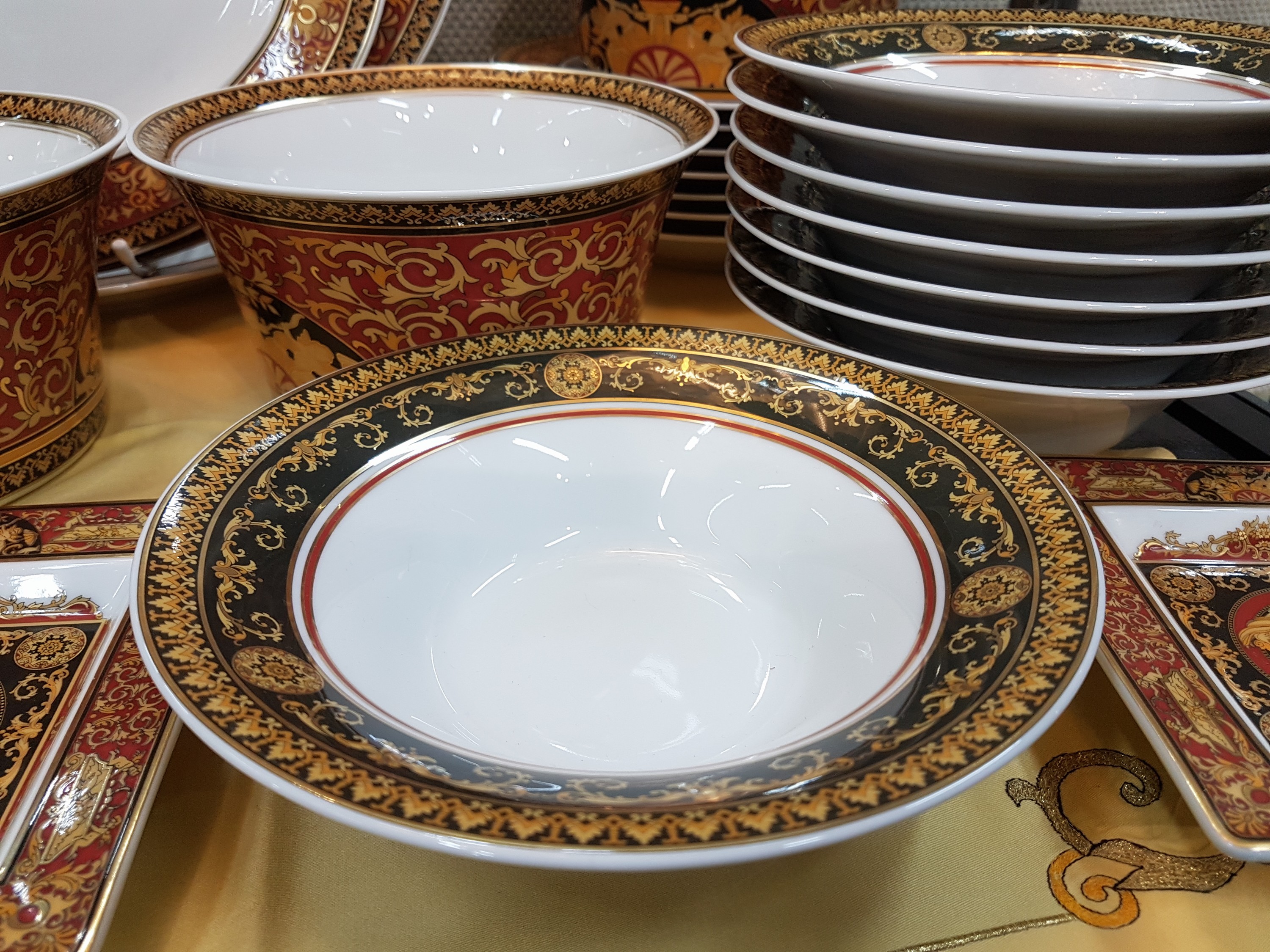 Detail e: Speiseservice für 8 Personen, Rosenthal, Dekor Medusa, Entwurf Gianni Versace, 8 flache Teller, 8 tiefe Teller, 6 Dessertteller, 8 Salat- oder ...