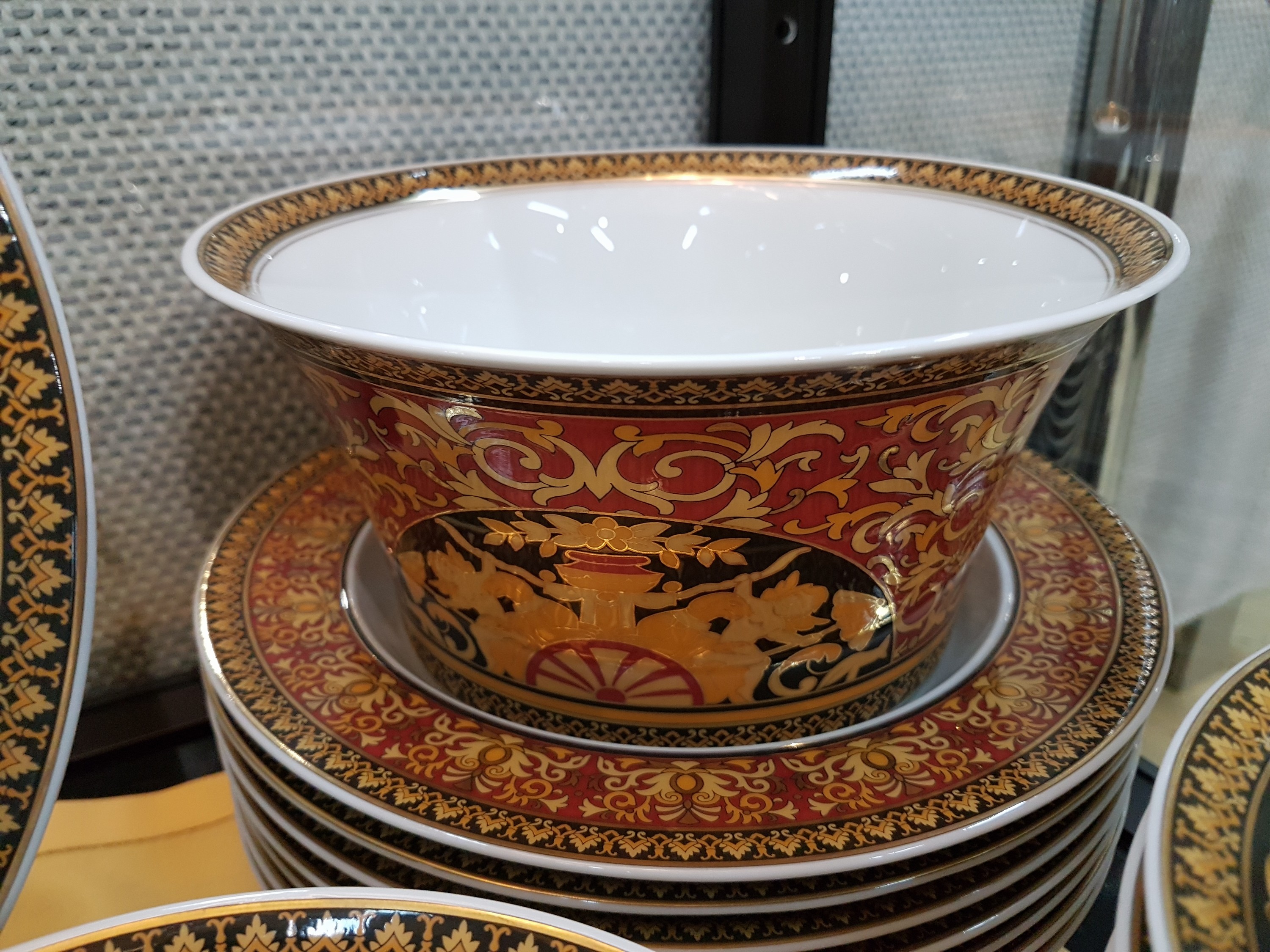 Detail f: Speiseservice für 8 Personen, Rosenthal, Dekor Medusa, Entwurf Gianni Versace, 8 flache Teller, 8 tiefe Teller, 6 Dessertteller, 8 Salat- oder ...