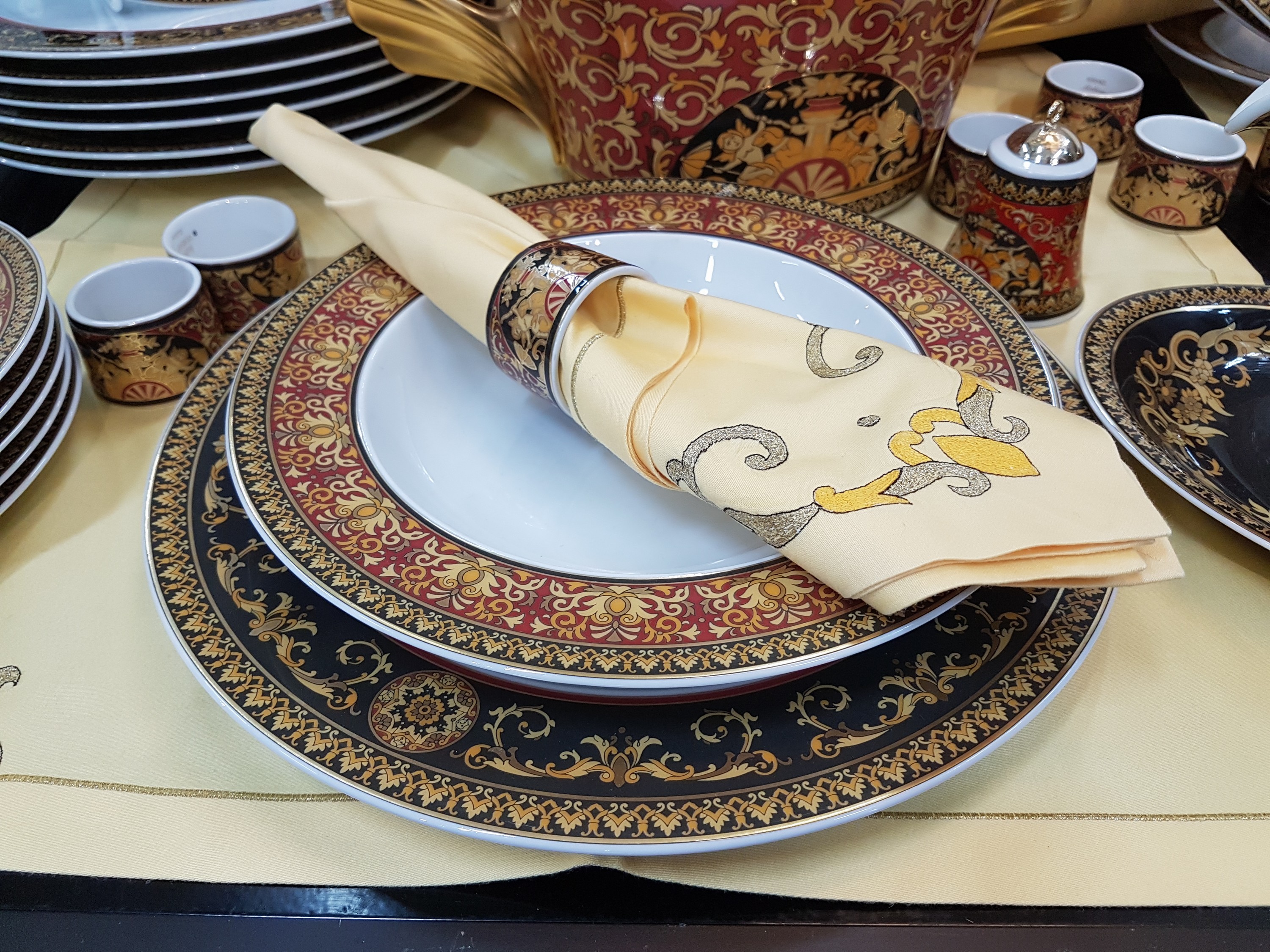 Detail h: Speiseservice für 8 Personen, Rosenthal, Dekor Medusa, Entwurf Gianni Versace, 8 flache Teller, 8 tiefe Teller, 6 Dessertteller, 8 Salat- oder ...