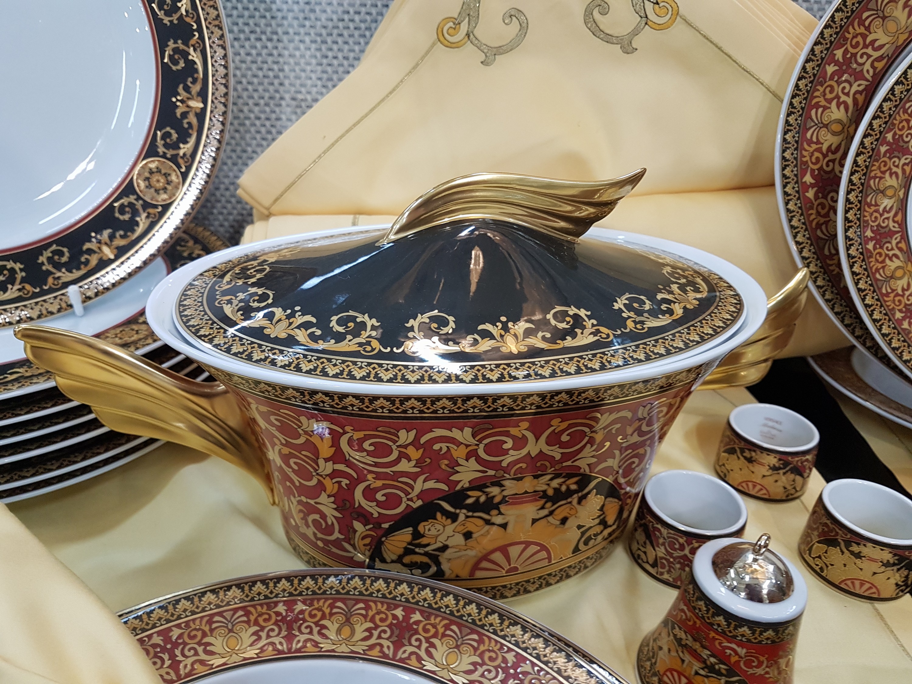 Detail i: Speiseservice für 8 Personen, Rosenthal, Dekor Medusa, Entwurf Gianni Versace, 8 flache Teller, 8 tiefe Teller, 6 Dessertteller, 8 Salat- oder ...