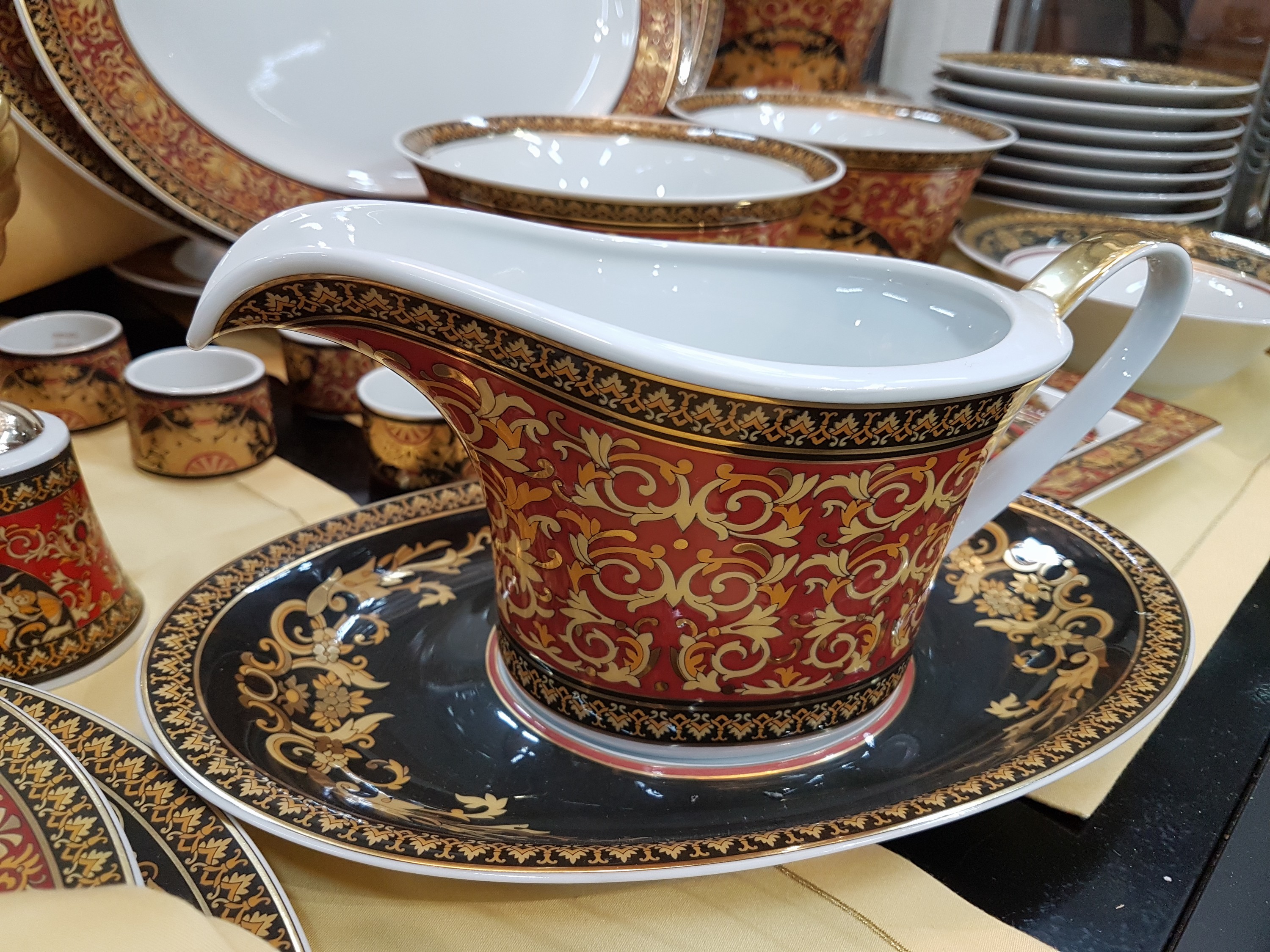 Detail j: Speiseservice für 8 Personen, Rosenthal, Dekor Medusa, Entwurf Gianni Versace, 8 flache Teller, 8 tiefe Teller, 6 Dessertteller, 8 Salat- oder ...