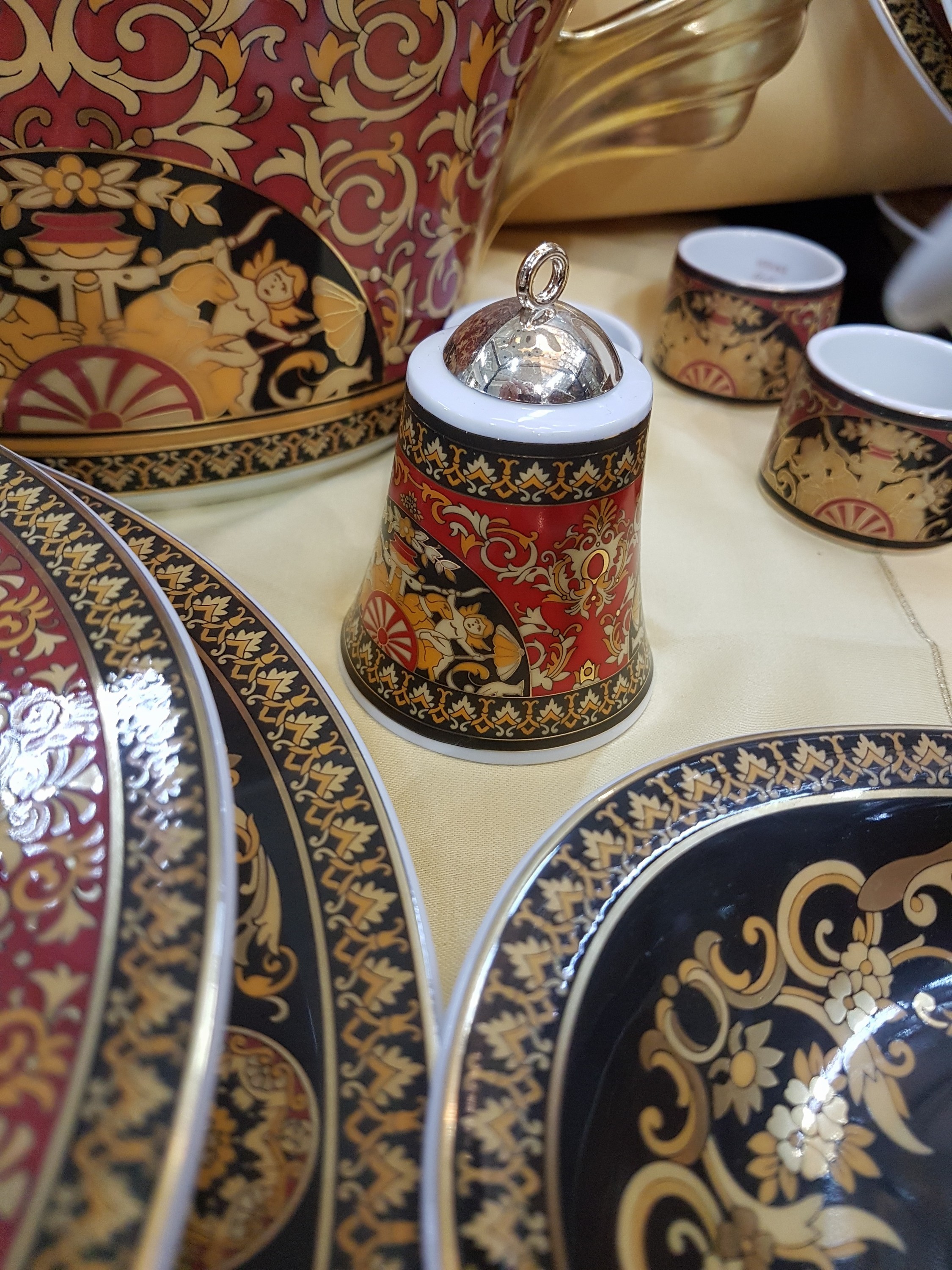 Detail k: Speiseservice für 8 Personen, Rosenthal, Dekor Medusa, Entwurf Gianni Versace, 8 flache Teller, 8 tiefe Teller, 6 Dessertteller, 8 Salat- oder ...
