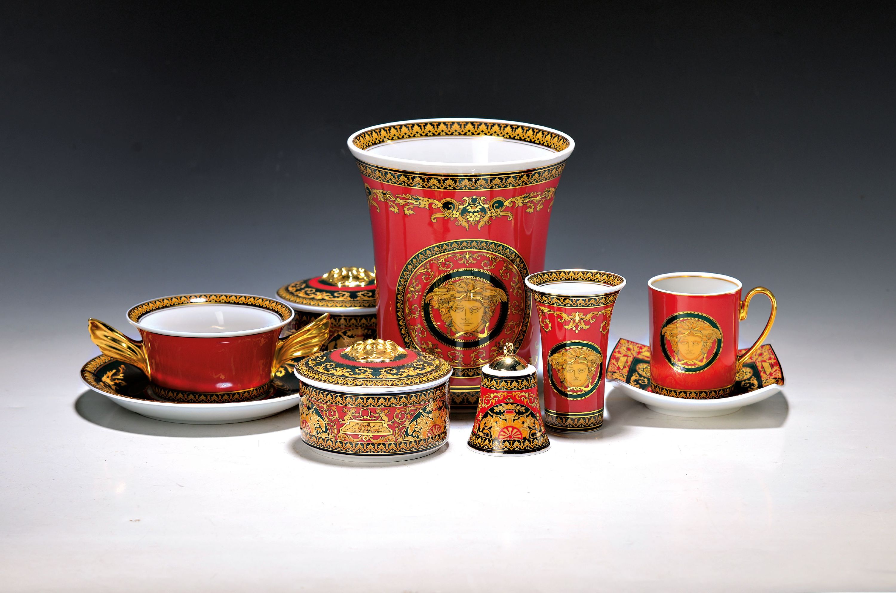 Image 26991145 - 9 Teile Porzellan, Rosenthal, Dekor Medusa, Entwurf Gianni Versace, Vase H. ca. 18cm; 2 ...