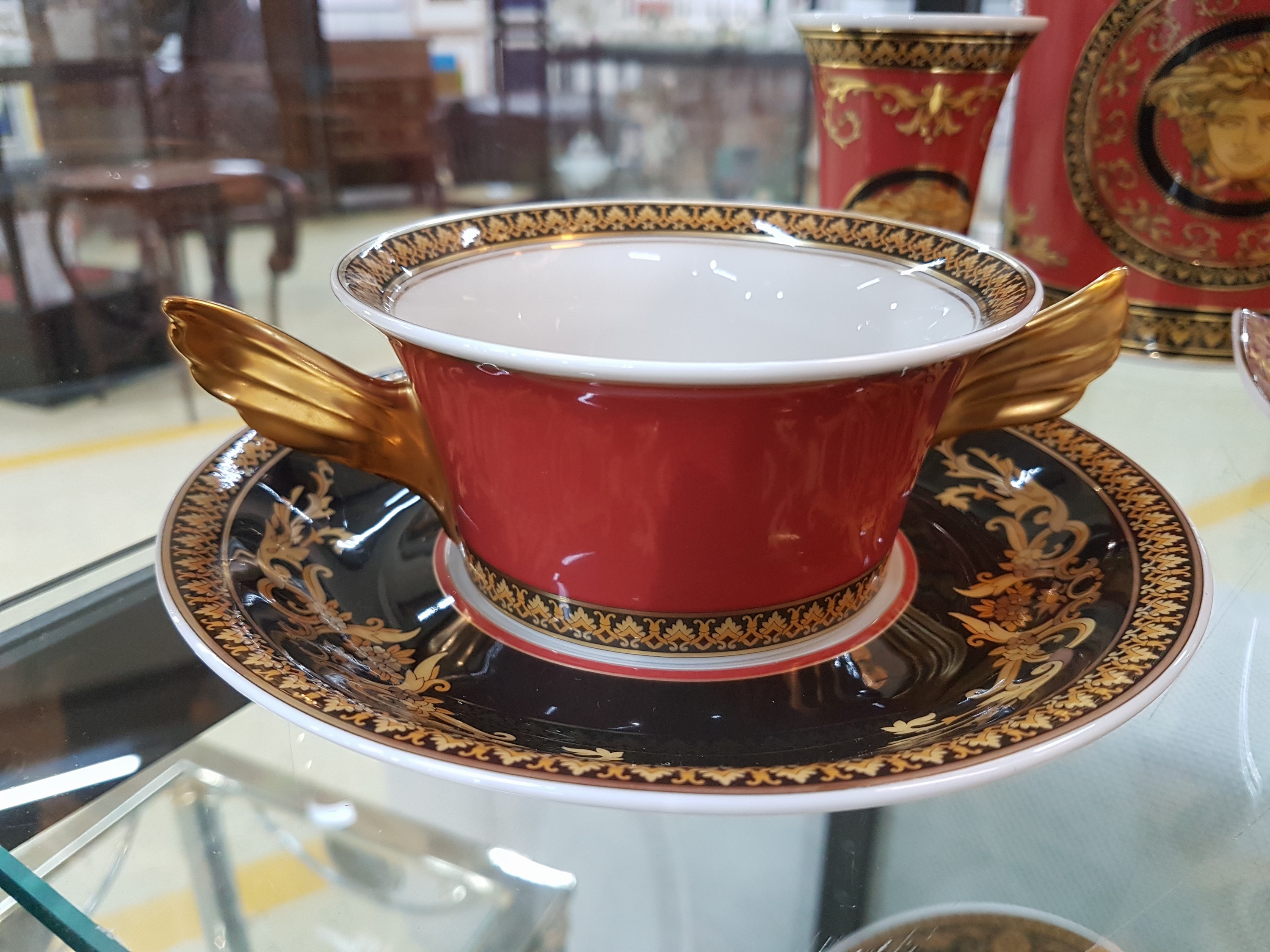 Detail b: 9 Teile Porzellan, Rosenthal, Dekor Medusa, Entwurf Gianni Versace, Vase H. ca. 18cm; 2 Suppentassen mit Untertassen, 2 Deckeldosen H. ca. 6cm, D. ...