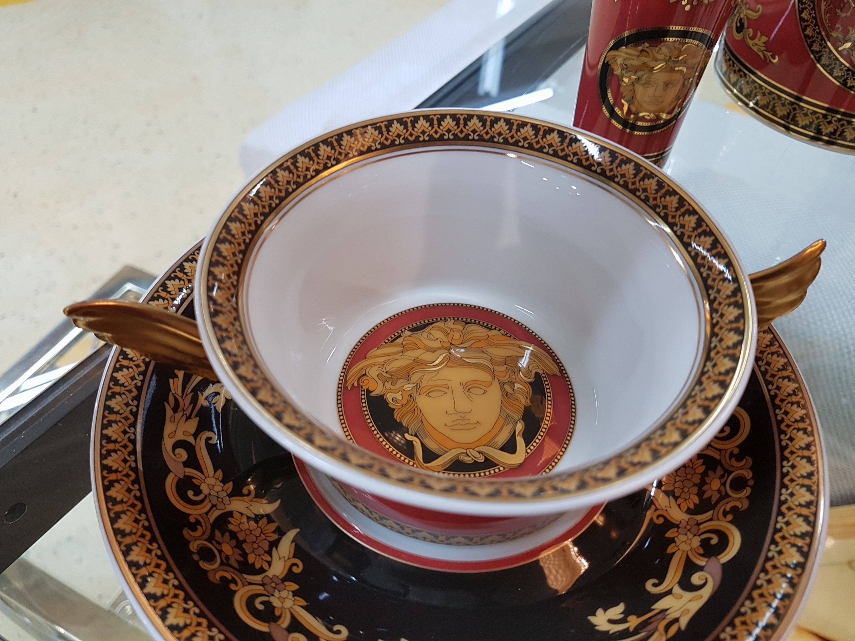 Detail c: 9 Teile Porzellan, Rosenthal, Dekor Medusa, Entwurf Gianni Versace, Vase H. ca. 18cm; 2 Suppentassen mit Untertassen, 2 Deckeldosen H. ca. 6cm, D. ...