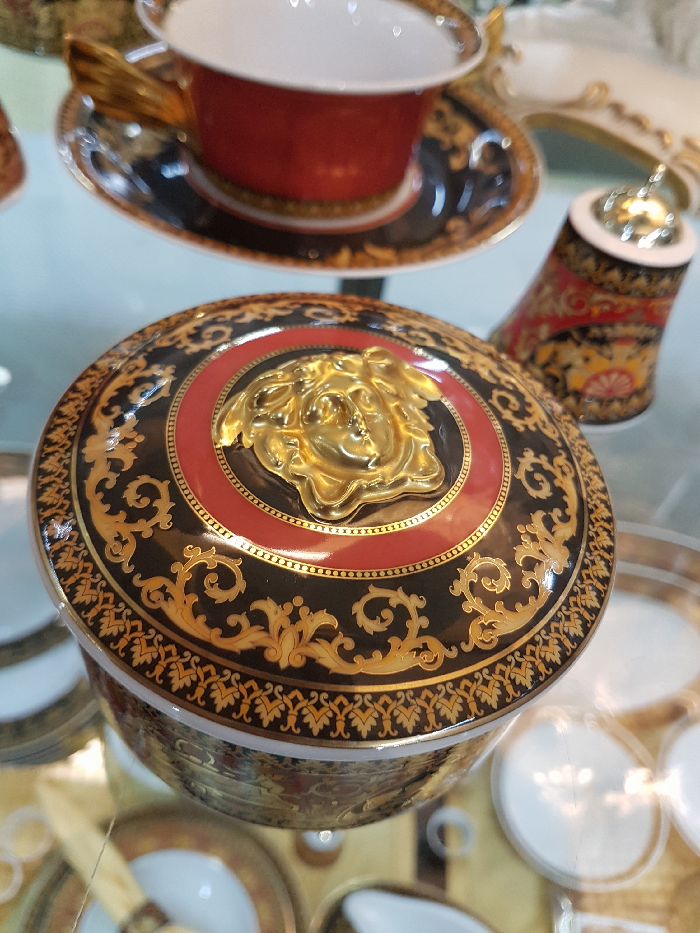 Detail d: 9 Teile Porzellan, Rosenthal, Dekor Medusa, Entwurf Gianni Versace, Vase H. ca. 18cm; 2 Suppentassen mit Untertassen, 2 Deckeldosen H. ca. 6cm, D. ...