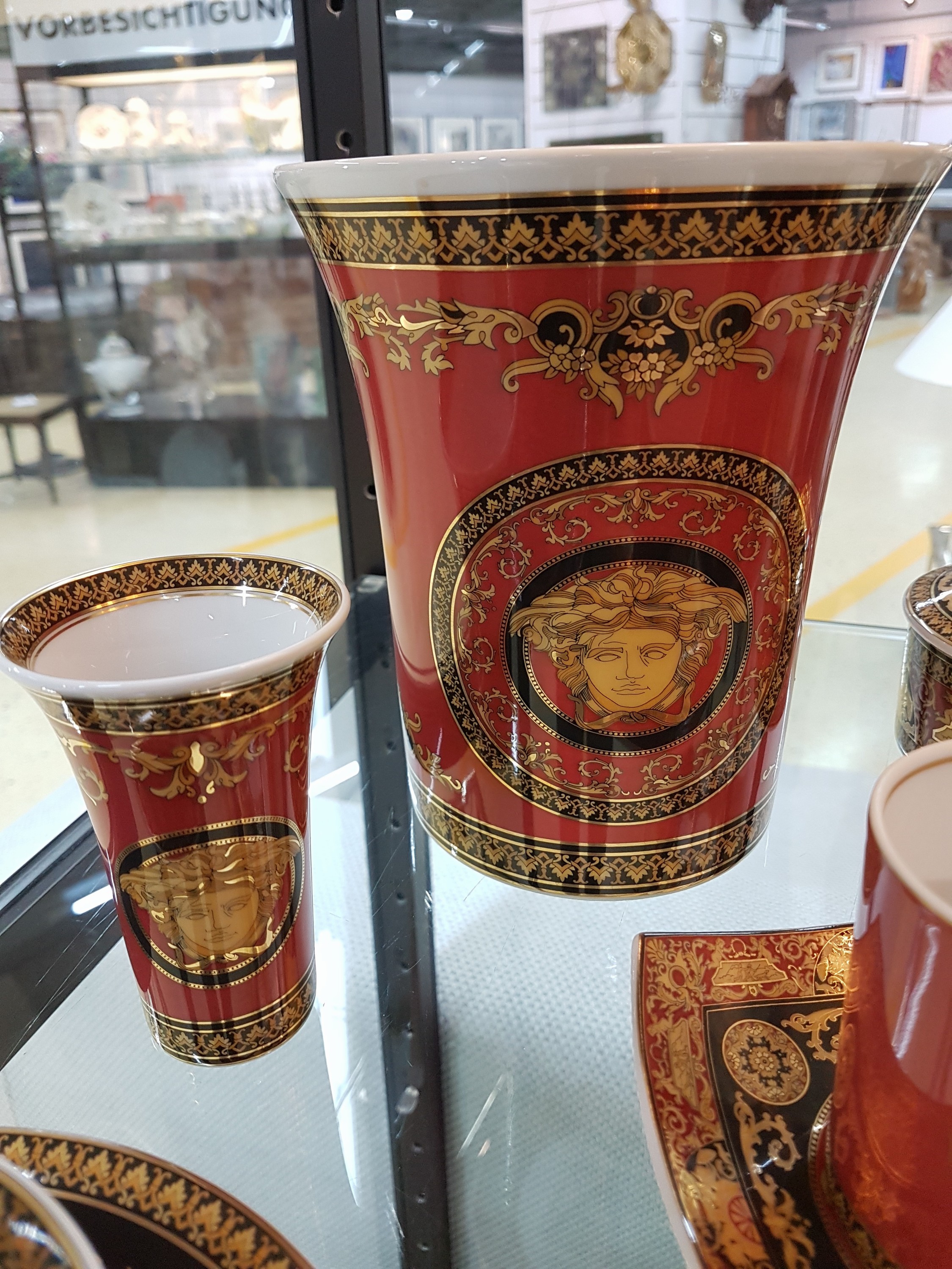 Detail f: 9 Teile Porzellan, Rosenthal, Dekor Medusa, Entwurf Gianni Versace, Vase H. ca. 18cm; 2 Suppentassen mit Untertassen, 2 Deckeldosen H. ca. 6cm, D. ...