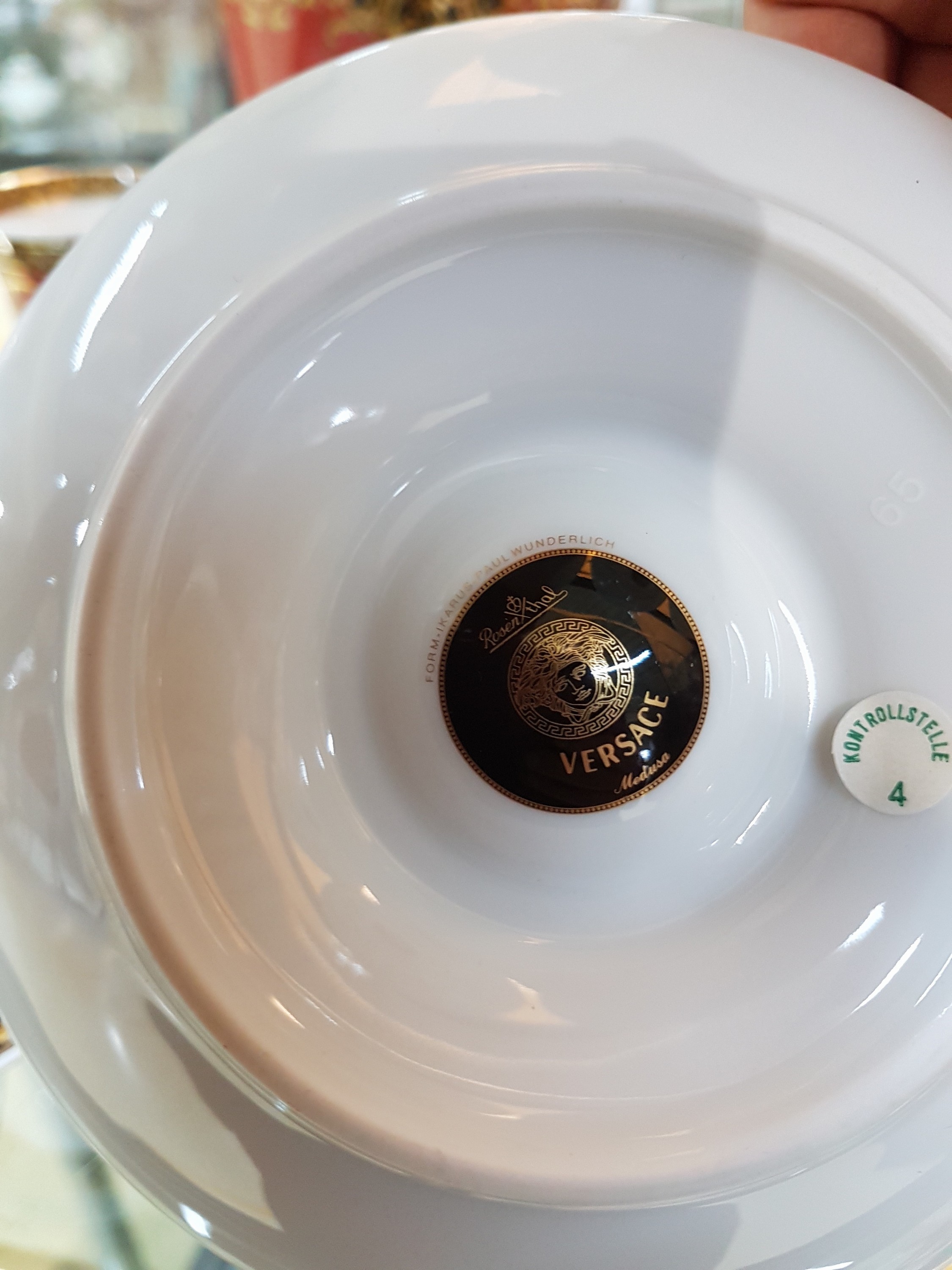 Detail g: 9 Teile Porzellan, Rosenthal, Dekor Medusa, Entwurf Gianni Versace, Vase H. ca. 18cm; 2 Suppentassen mit Untertassen, 2 Deckeldosen H. ca. 6cm, D. ...