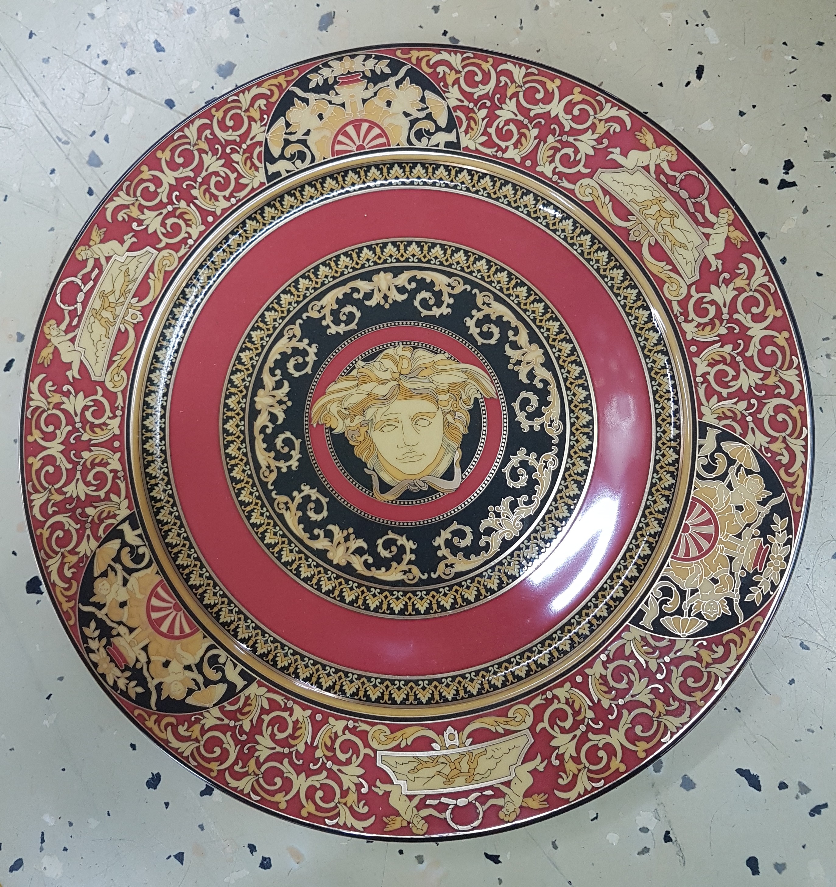 Detail d: 5 Weihnachts- und Zierteller, Rosenthal, Entwurf Gianni Versace, 1x Gold Ivy 31cm; Medusa, 31cm, Weihnachtsteller 1995, 1996 und 1997, D. ca. 31cm, ...