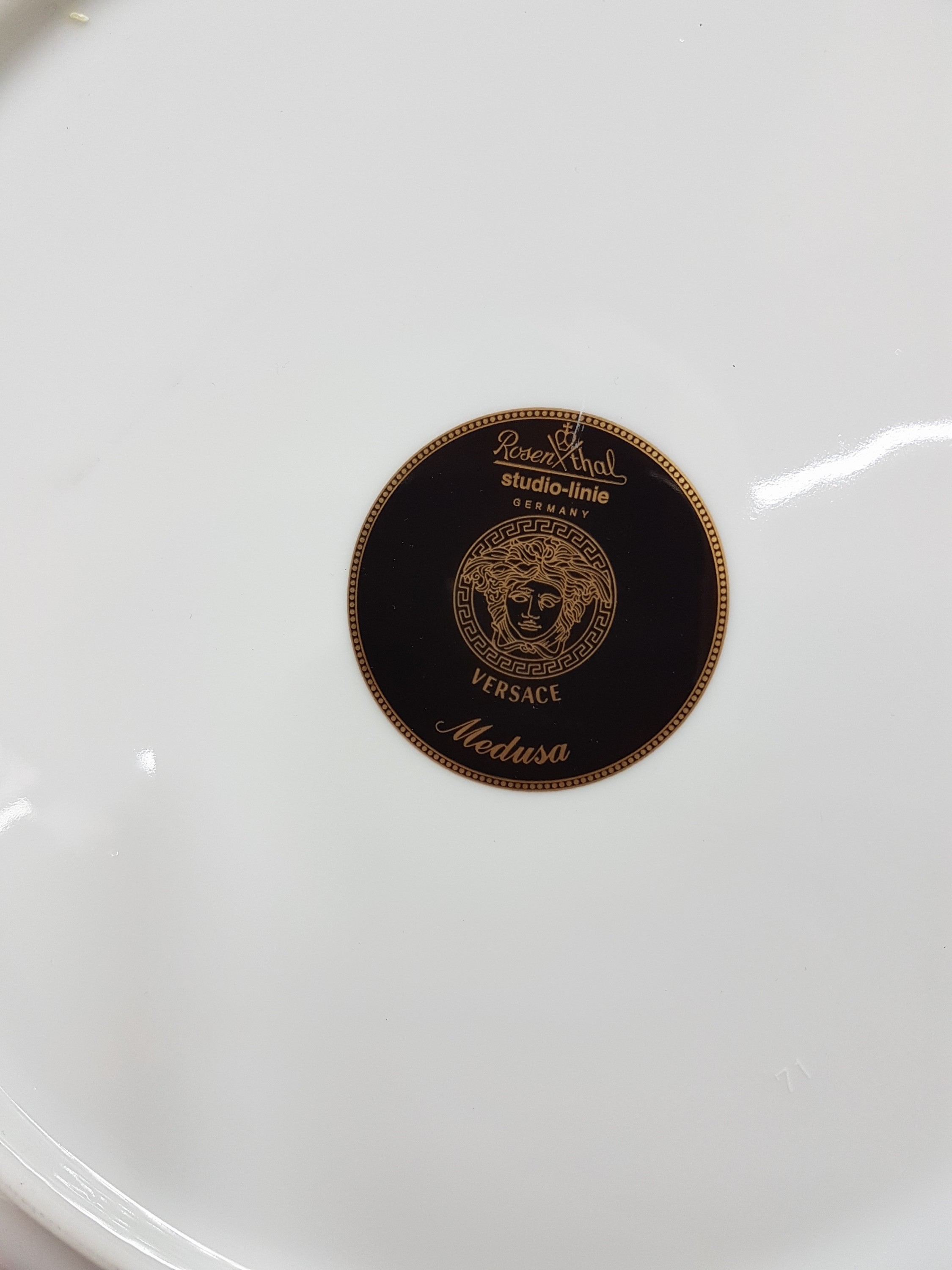 Detail f: 5 Weihnachts- und Zierteller, Rosenthal, Entwurf Gianni Versace, 1x Gold Ivy 31cm; Medusa, 31cm, Weihnachtsteller 1995, 1996 und 1997, D. ca. 31cm, ...