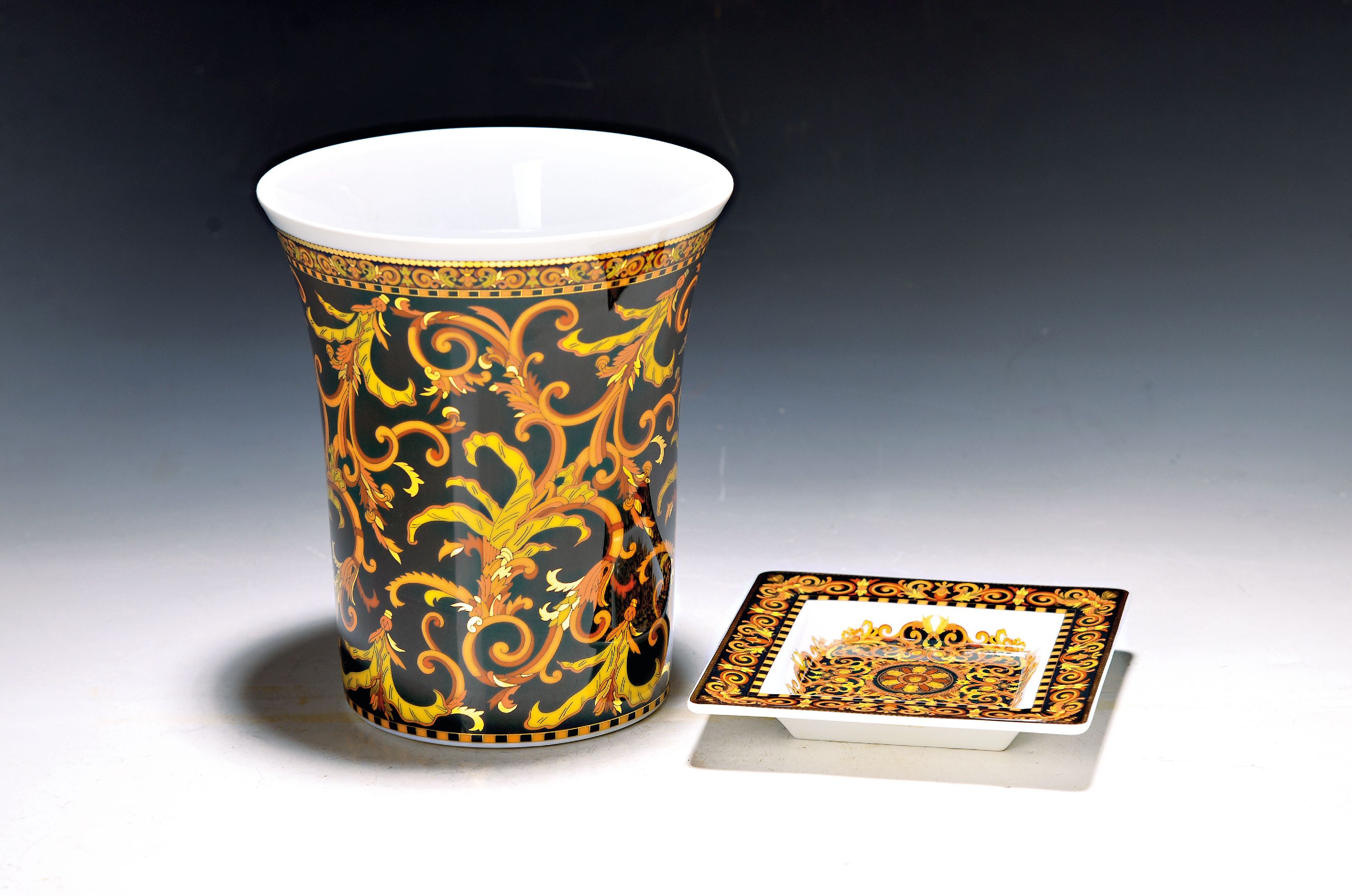 Image 26991147 - Vase und Ascher, Rosenthal, Modell Barocco, Entwurf Gianni Versace, Vase H. ca. 18cm, ...