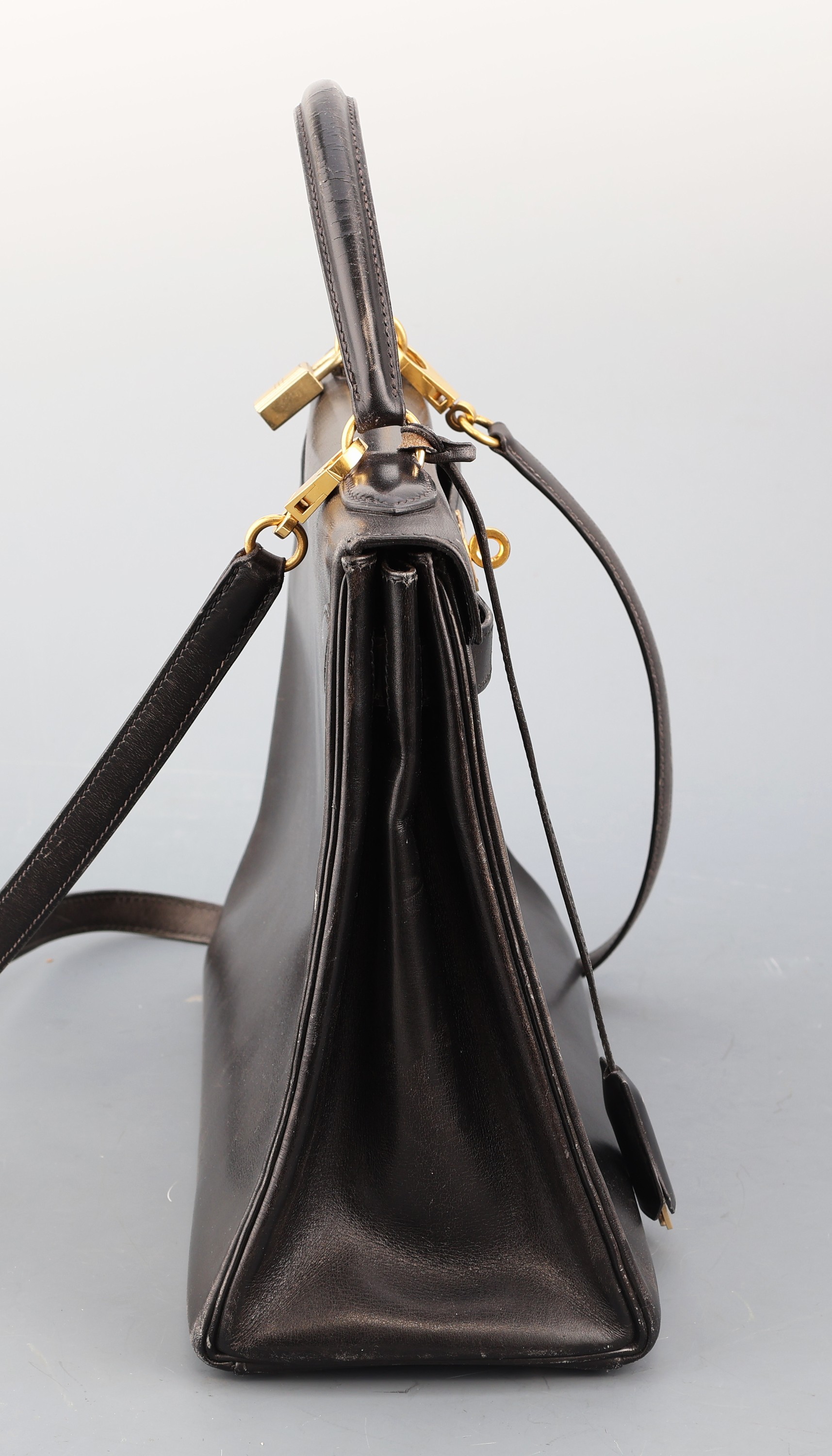 Detail b: HERMES Kelly Bag, schwarzes Glatt-Leder, 1992, goldfarb. Hardware, Schloss mit Clochette und Schlüssel, Umhängeriemen. ca. 31 x 11.5 x 22 cm, ...