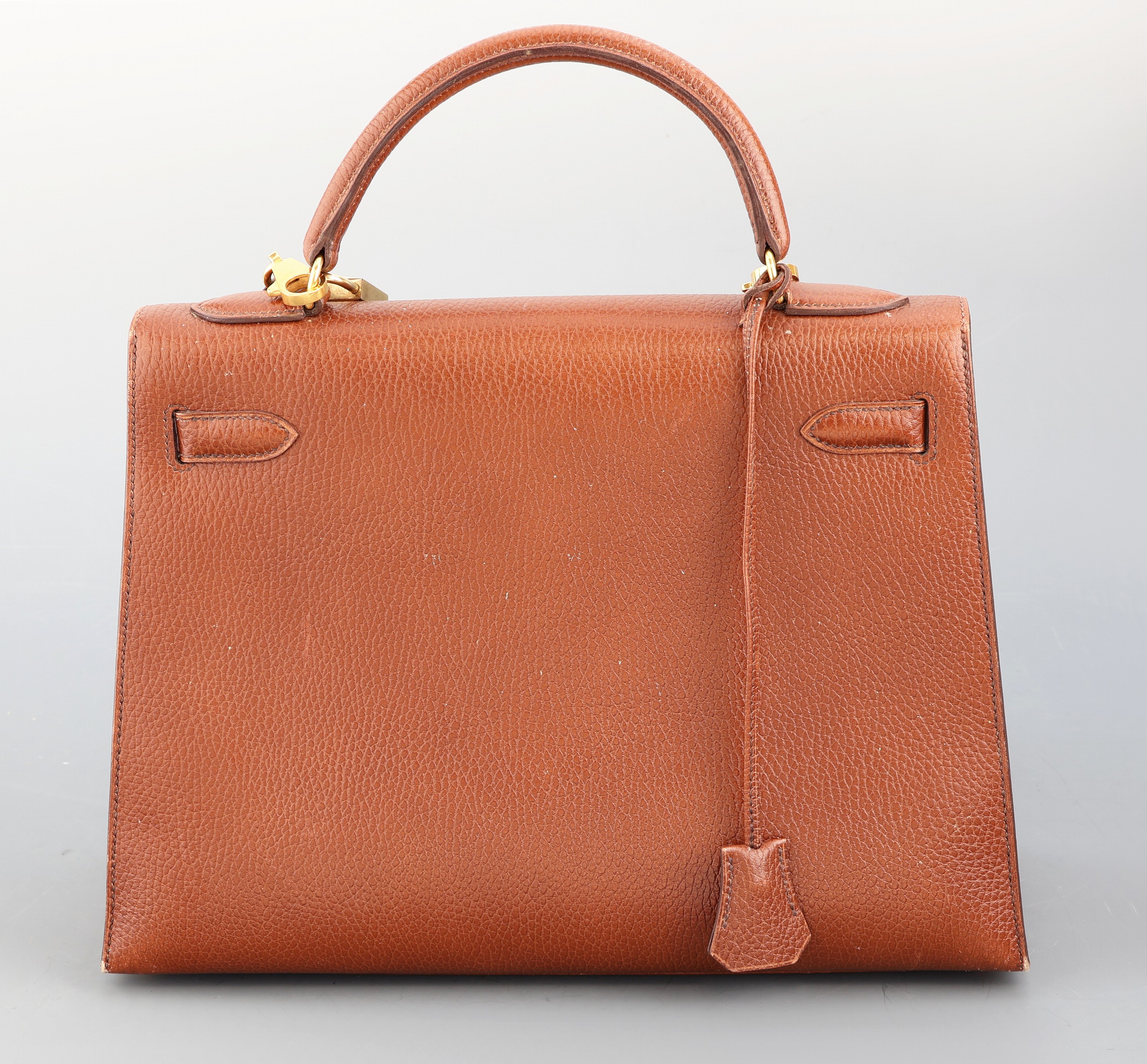 Detail a: HERMES Kelly Bag, Togo Leder golden- brown/braun , Ende 1990er Jahre, goldfarb. Hardware, Schloss mit Clochette und Schlüssel, Umhängeriemen. ca. ...