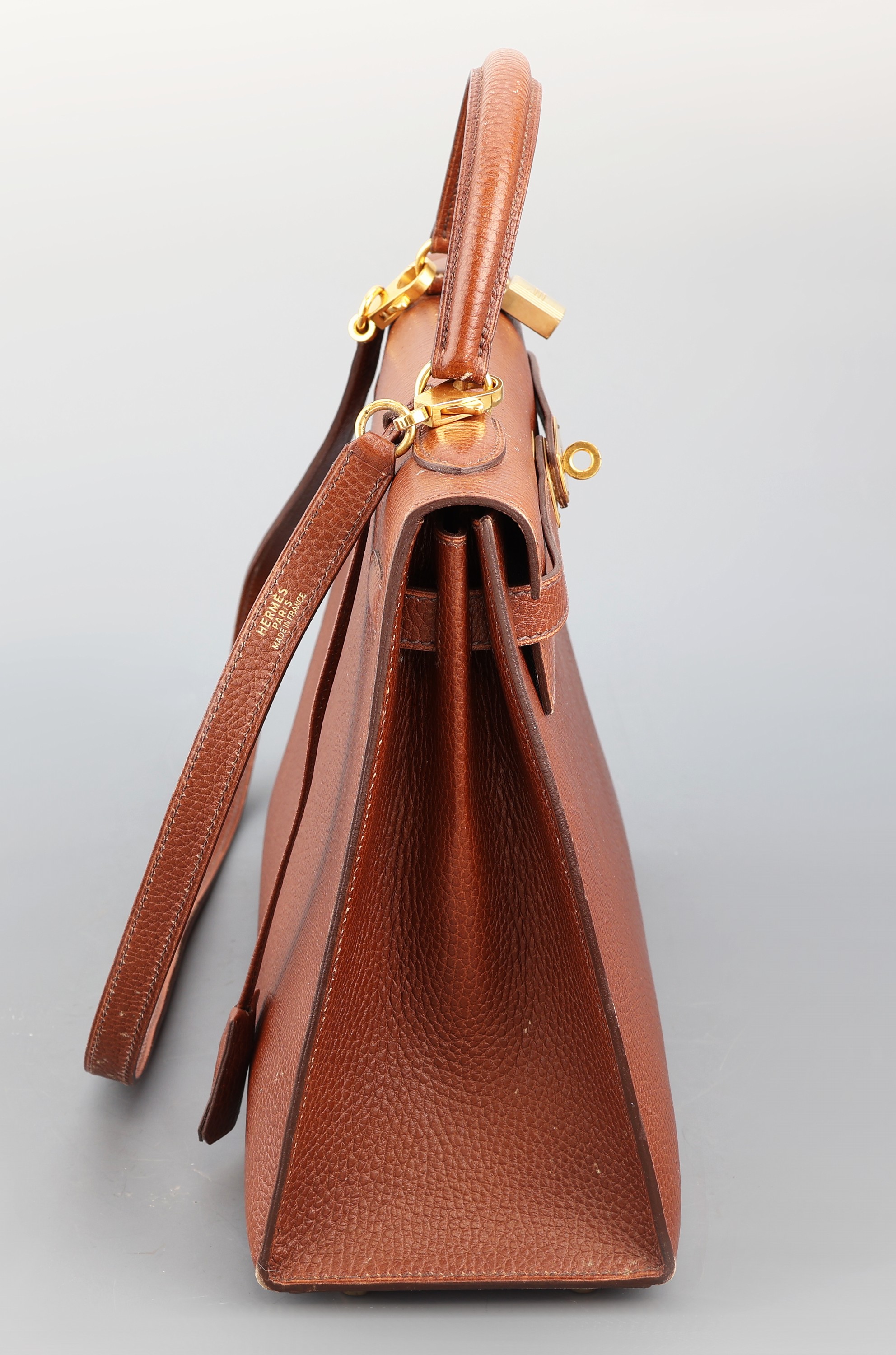 Detail b: HERMES Kelly Bag, Togo Leder golden- brown/braun , Ende 1990er Jahre, goldfarb. Hardware, Schloss mit Clochette und Schlüssel, Umhängeriemen. ca. ...