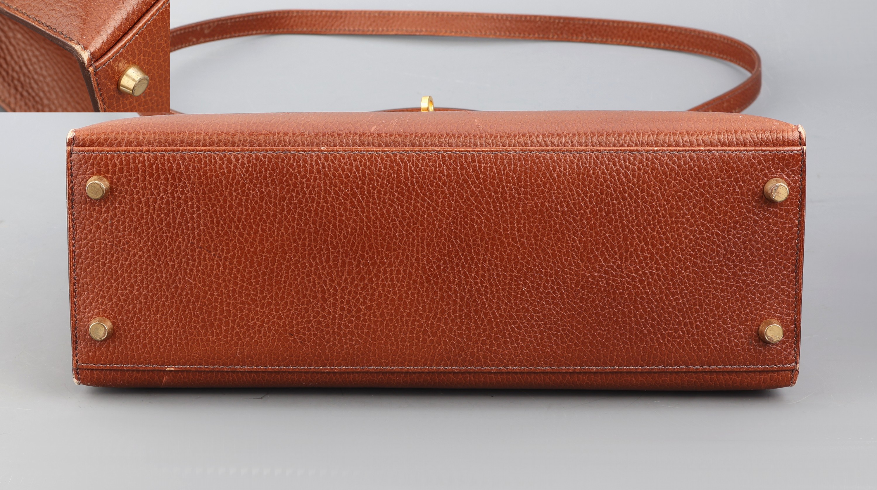 Detail c: HERMES Kelly Bag, Togo Leder golden- brown/braun , Ende 1990er Jahre, goldfarb. Hardware, Schloss mit Clochette und Schlüssel, Umhängeriemen. ca. ...