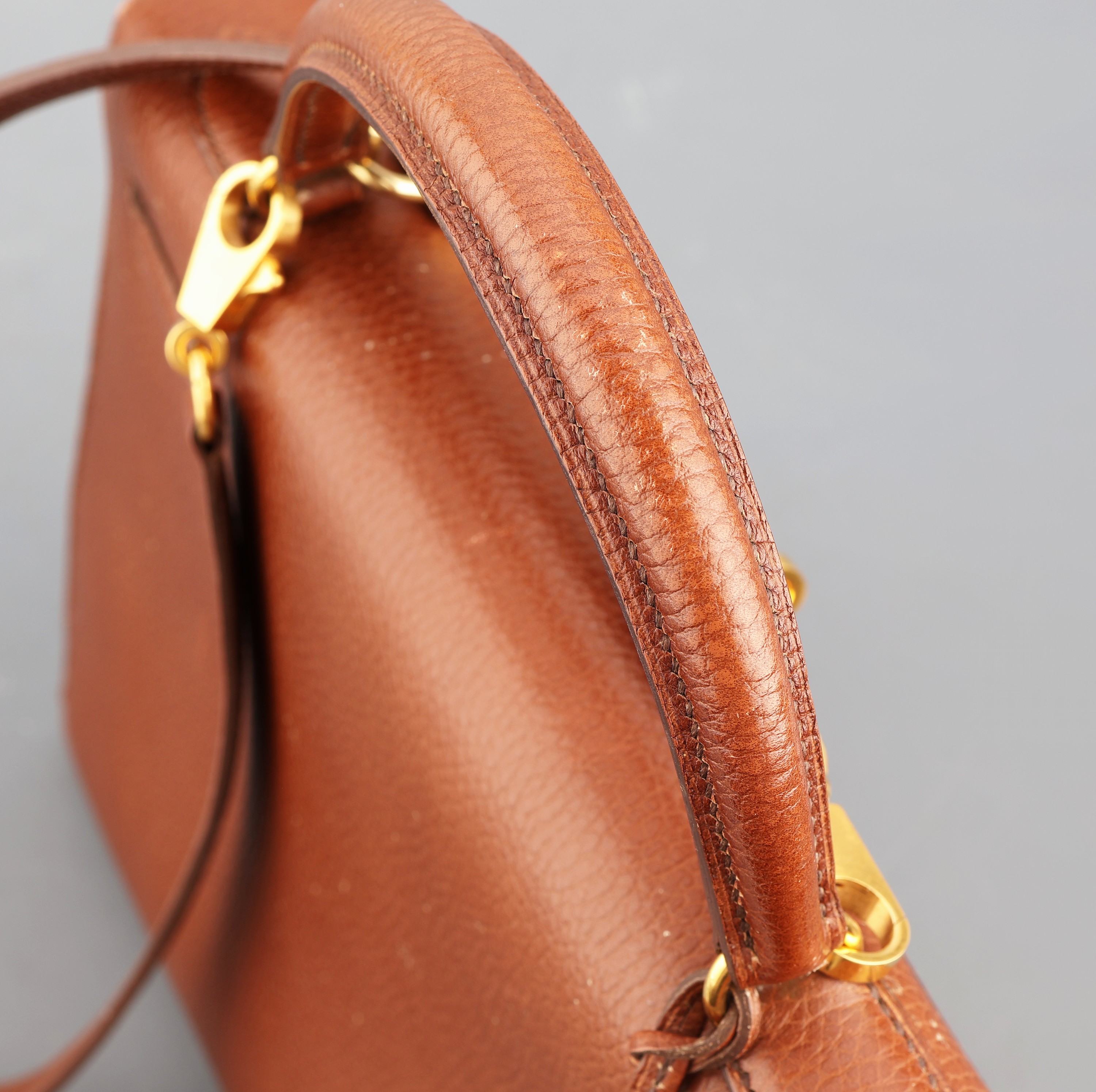 Detail d: HERMES Kelly Bag, Togo Leder golden- brown/braun , Ende 1990er Jahre, goldfarb. Hardware, Schloss mit Clochette und Schlüssel, Umhängeriemen. ca. ...
