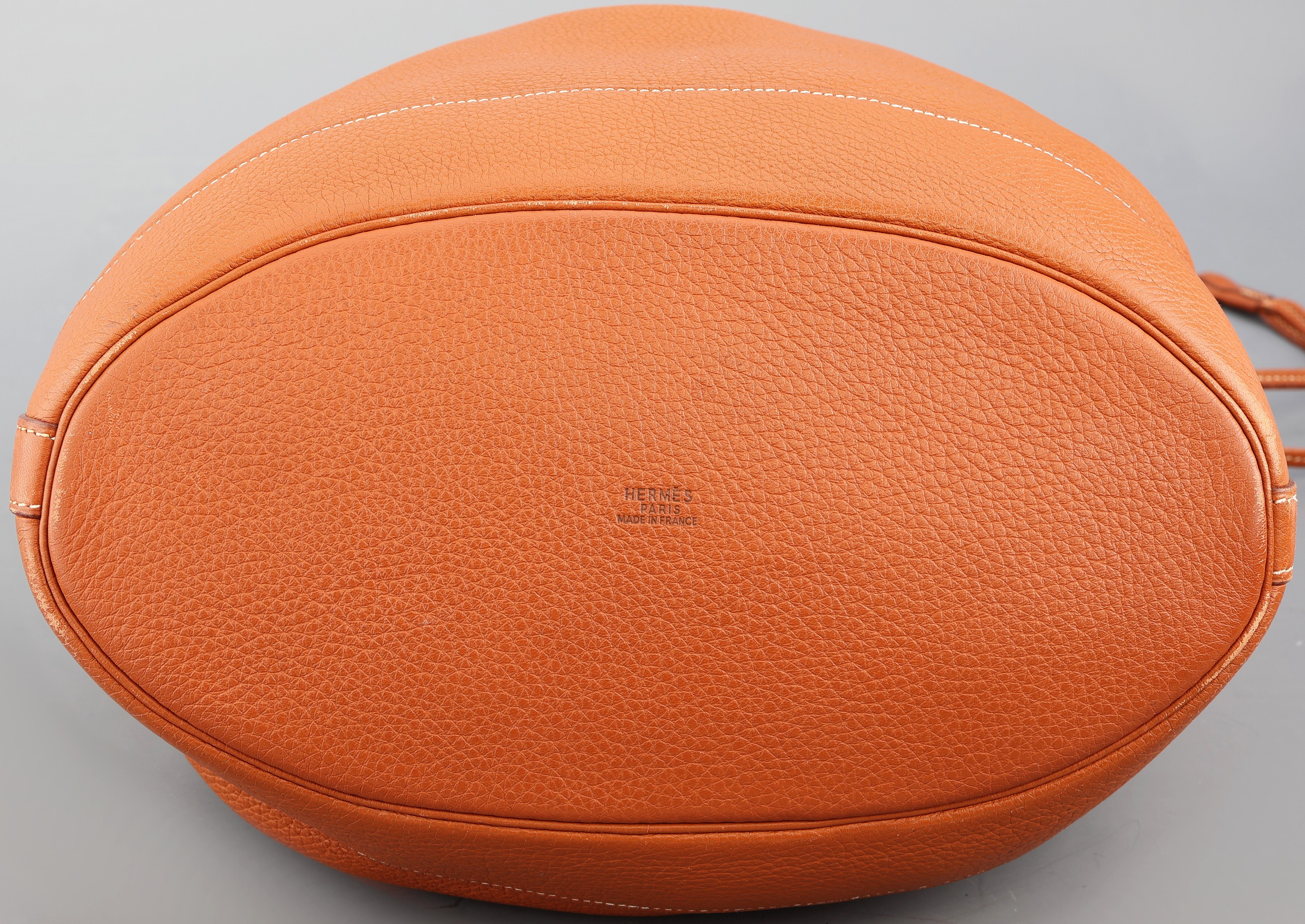 Detail b: HERMES Tasche "Market" , Togo Leder golden- brown/braun, goldfarbene Hardware, ca. 27 x 43x 14 cm, Gebr.-Spuren
