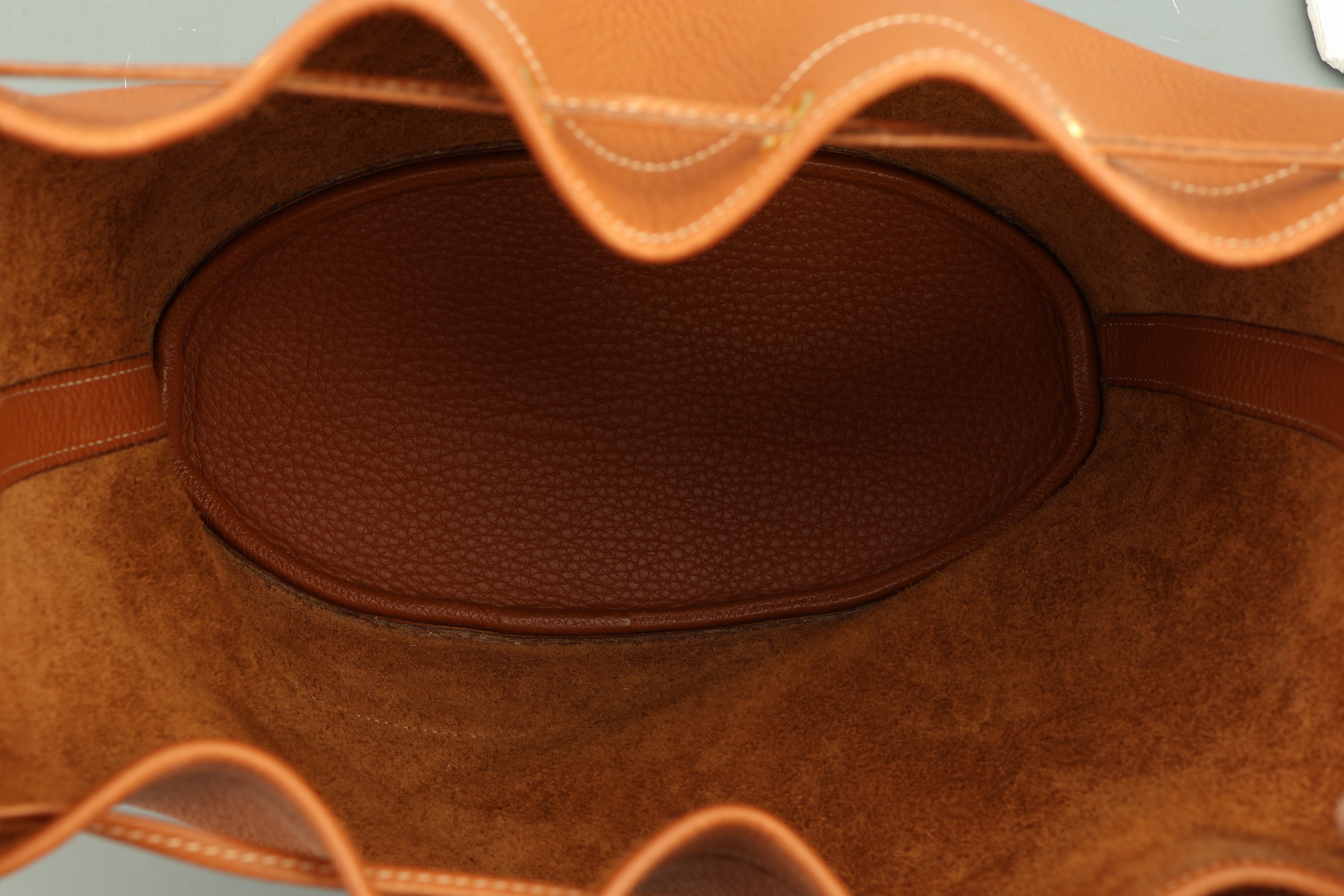 Detail d: HERMES Tasche "Market" , Togo Leder golden- brown/braun, goldfarbene Hardware, ca. 27 x 43x 14 cm, Gebr.-Spuren