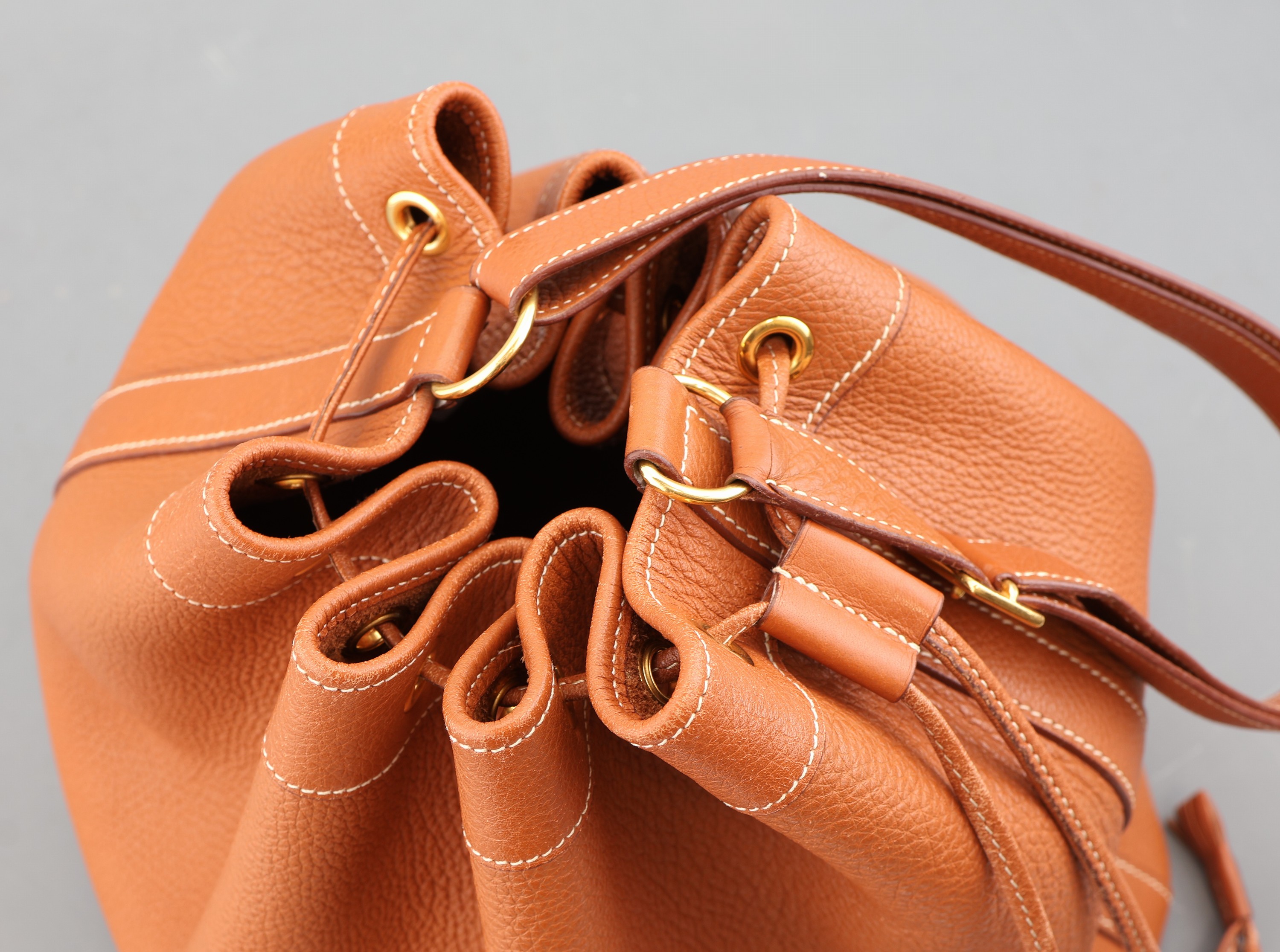 Detail e: HERMES Tasche "Market" , Togo Leder golden- brown/braun, goldfarbene Hardware, ca. 27 x 43x 14 cm, Gebr.-Spuren