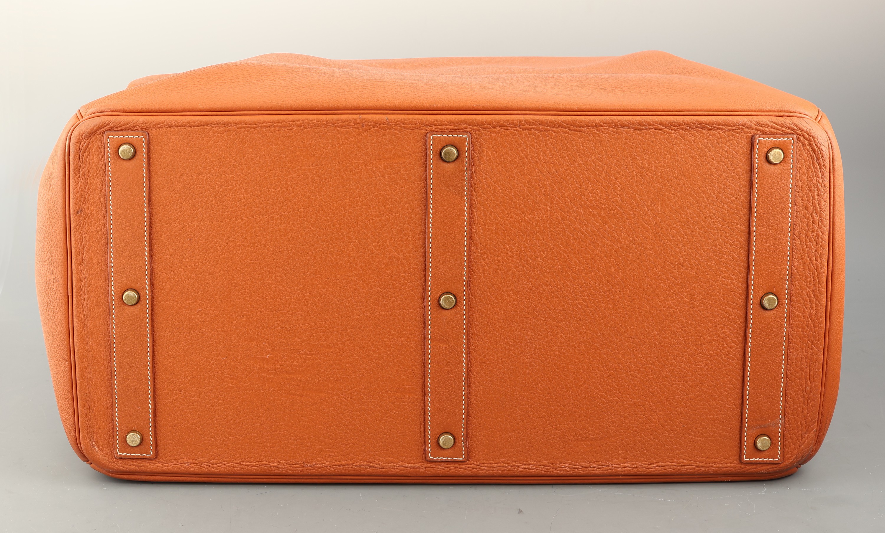Detail a: HERMES Reisetasche, "BIRKIN Voyage Leder 48h",Paris 1998, cognacfarb. Leder, Beschläge Messing verg., 2 Tragehenkel, orig. Schloss, ...