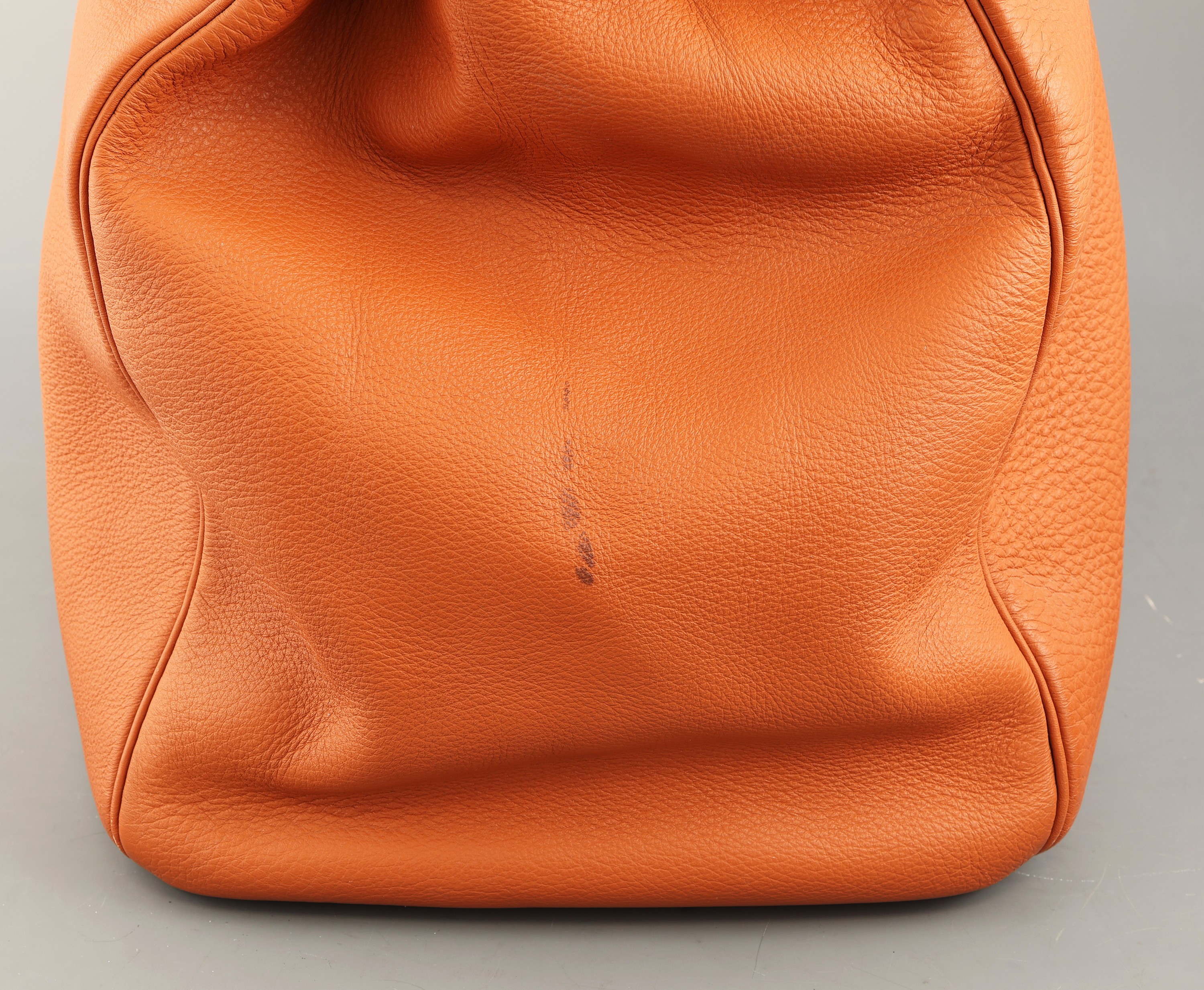 Detail b: HERMES Reisetasche, "BIRKIN Voyage Leder 48h",Paris 1998, cognacfarb. Leder, Beschläge Messing verg., 2 Tragehenkel, orig. Schloss, ...