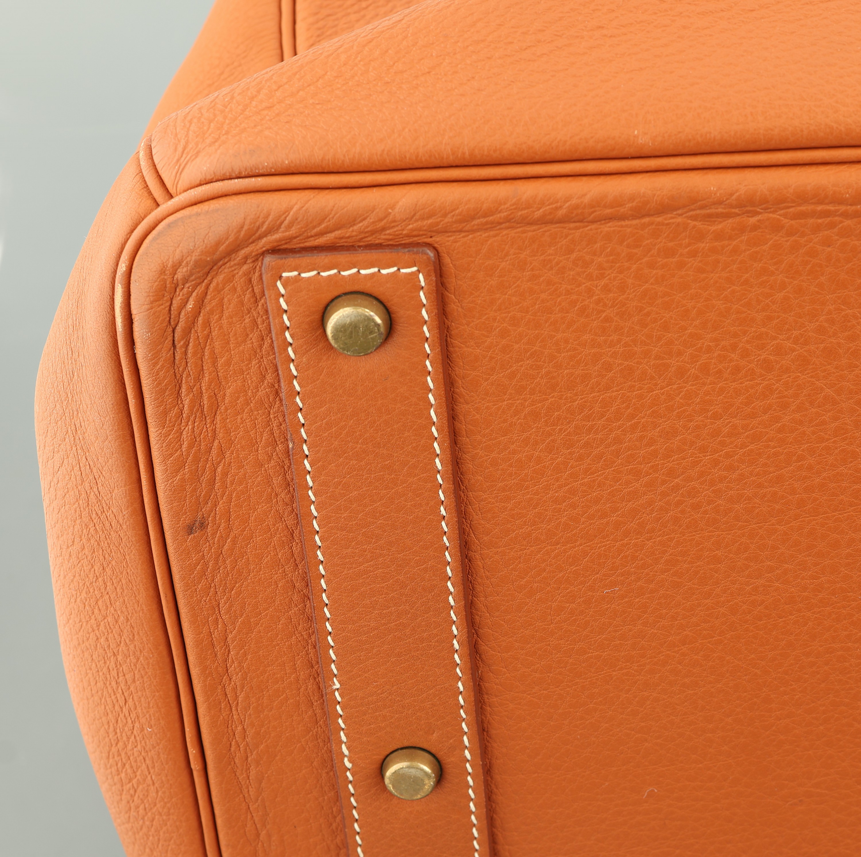 Detail c: HERMES Reisetasche, "BIRKIN Voyage Leder 48h",Paris 1998, cognacfarb. Leder, Beschläge Messing verg., 2 Tragehenkel, orig. Schloss, ...