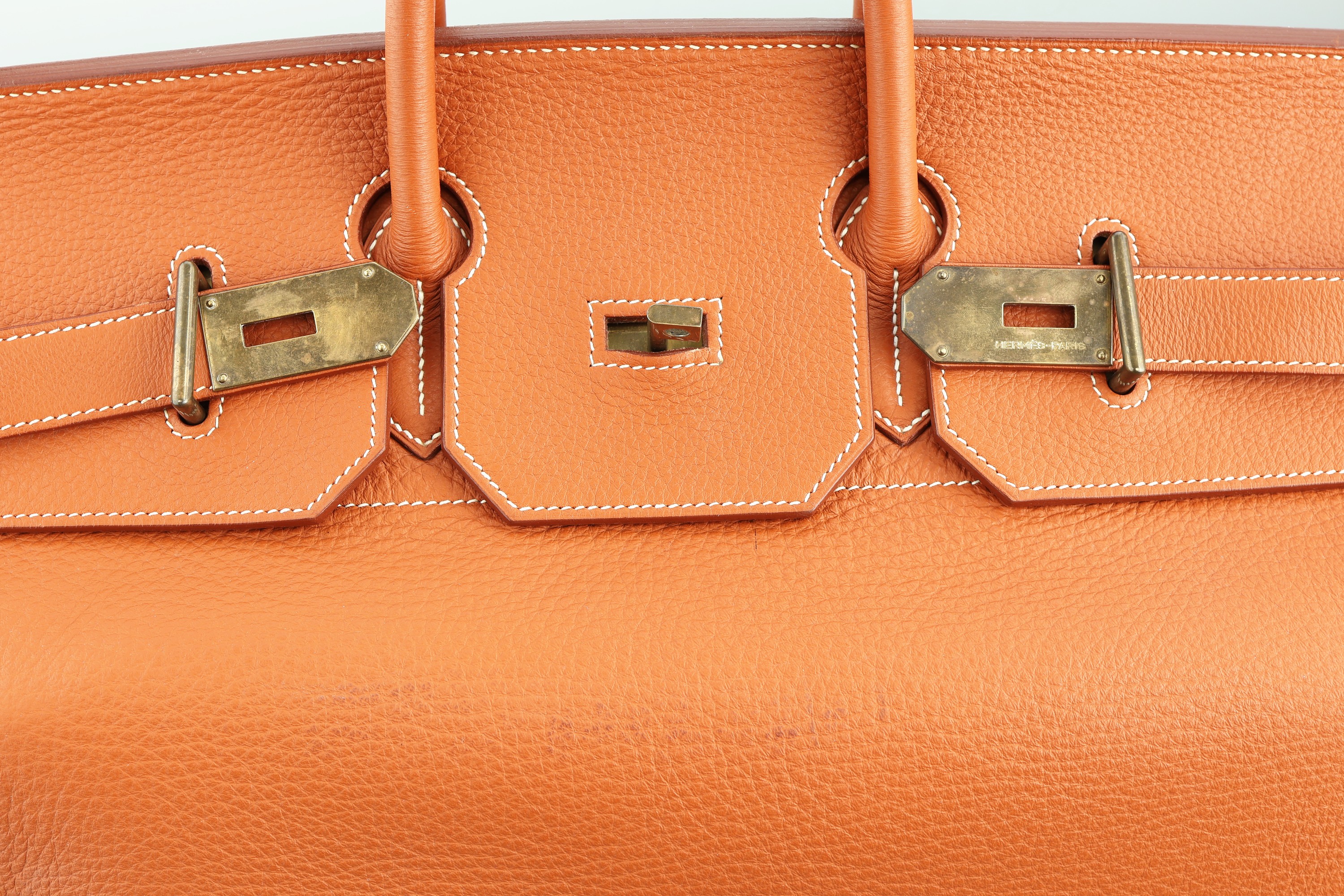 Detail d: HERMES Reisetasche, "BIRKIN Voyage Leder 48h",Paris 1998, cognacfarb. Leder, Beschläge Messing verg., 2 Tragehenkel, orig. Schloss, ...