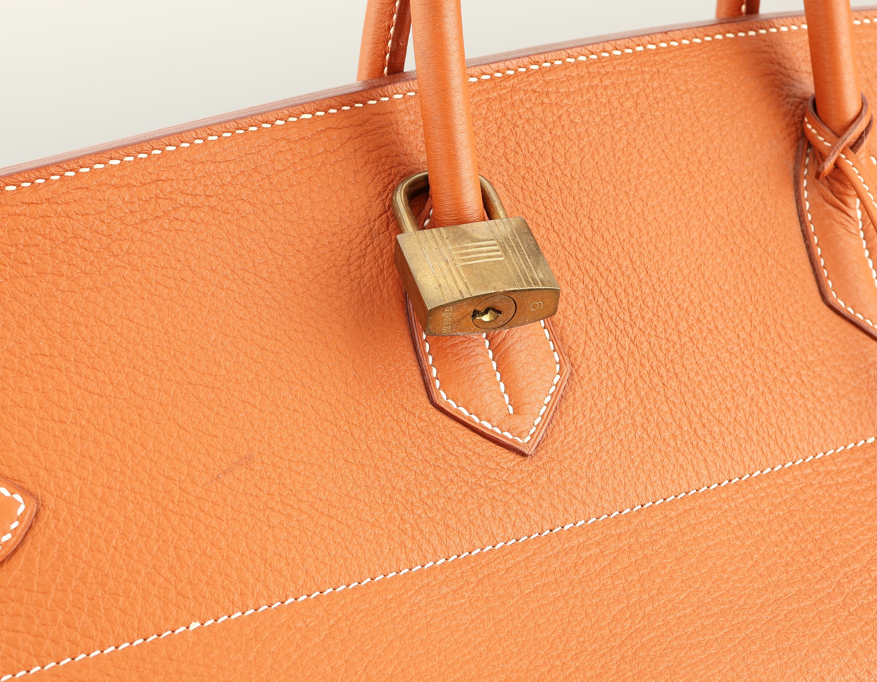 Detail e: HERMES Reisetasche, "BIRKIN Voyage Leder 48h",Paris 1998, cognacfarb. Leder, Beschläge Messing verg., 2 Tragehenkel, orig. Schloss, ...